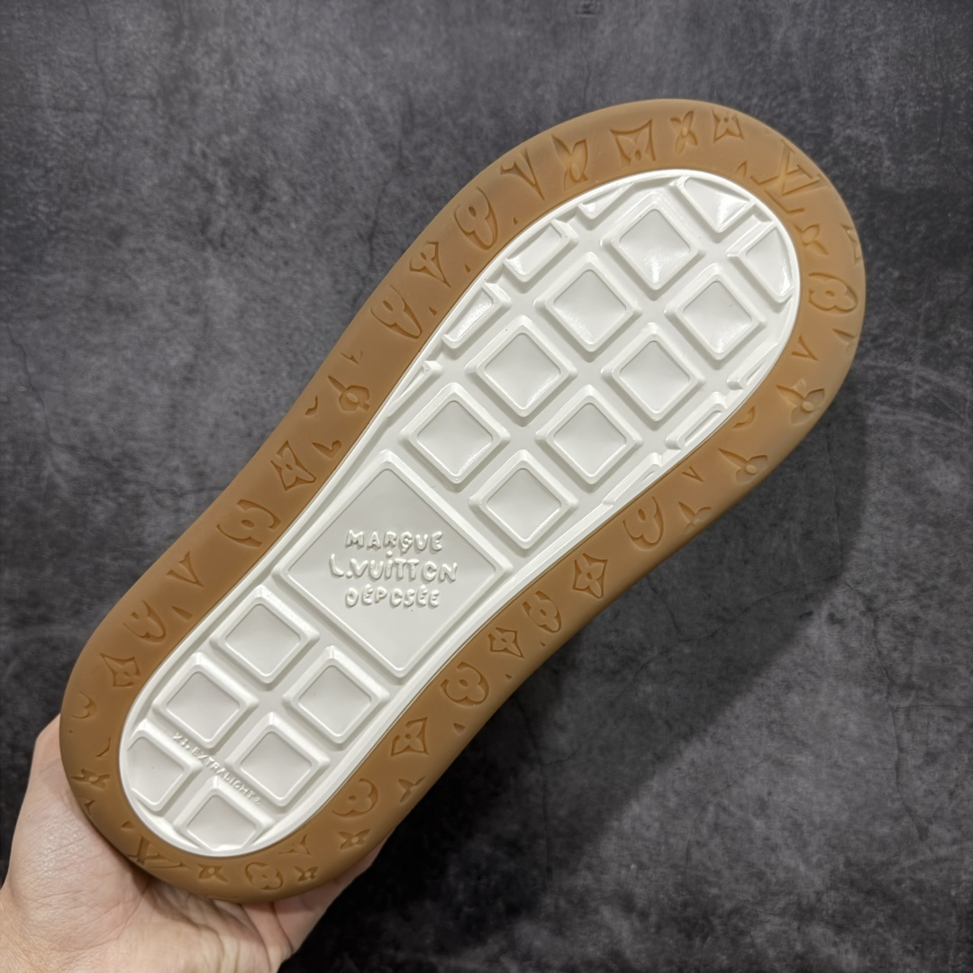 图片[9]-【莞顶渠道版】LV 路易威登LOUIS VUITTON Tilted Low Sneakers 倾斜系列低帮复古休闲运动文化百搭板鞋 2026早春款板鞋 目前市场最顶 细节正确版 广东原产 升级原楦型开发纸版 厚实抽屉礼品鞋盒及包装说明书防尘布袋物件(附送官方快递加固牛皮纸外盒!!)#采用Monogram 丹宁布鞋面材质#鞋垫嵌入软脚感EVA物料#后跟耐弯折滴塑支撑片#全新开发TPR光泽组合隔色鞋底❗ 尺码：40 41 42 43 44 45-选品中心