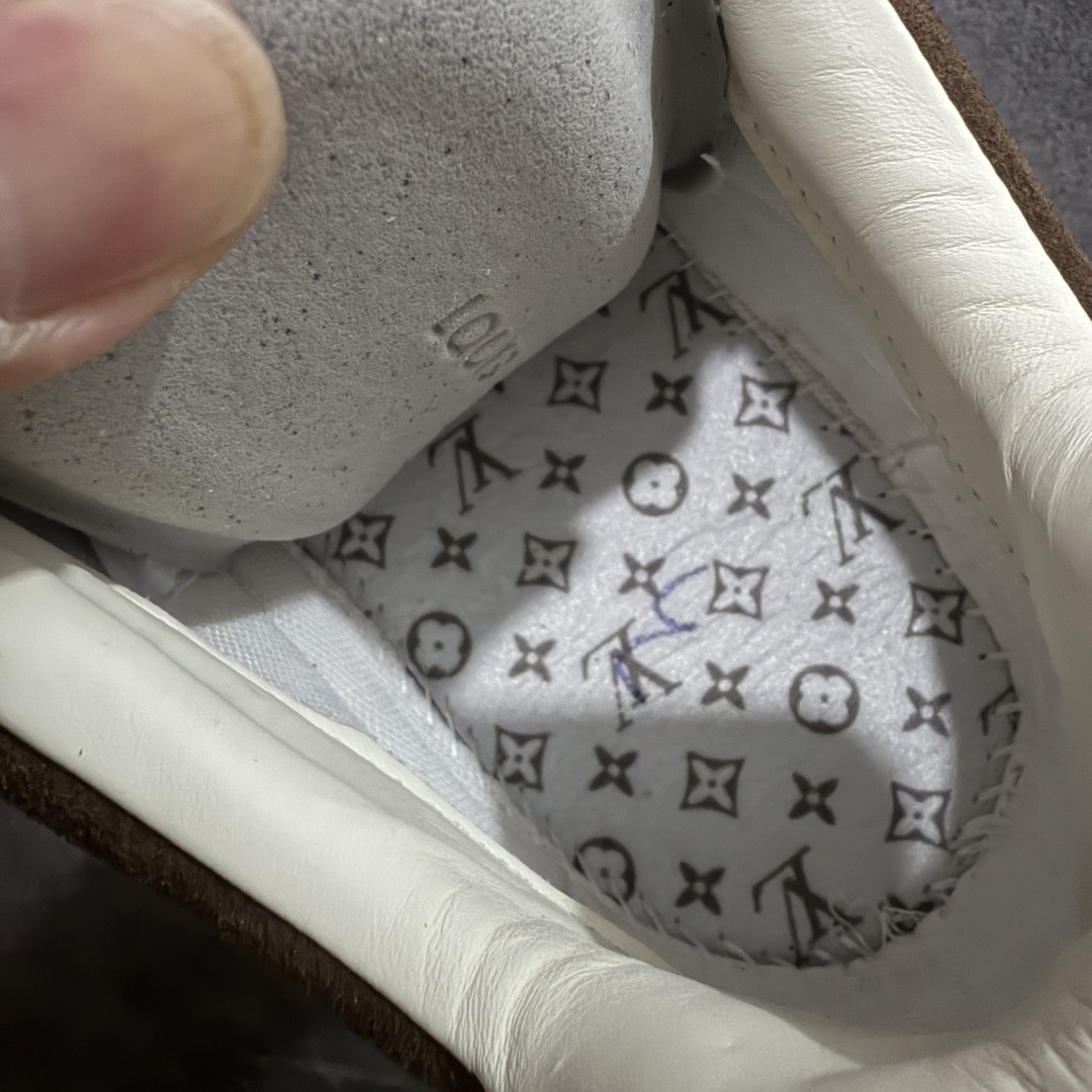 图片[9]-【莞顶渠道版】LV 路易威登LOUIS VUITTON Tilted Low Sneakers 倾斜系列低帮复古休闲运动文化百搭板鞋 2026早春款板鞋 目前市场最顶 细节正确版 广东原产 升级原楦型开发纸版 厚实抽屉礼品鞋盒及包装说明书防尘布袋物件(附送官方快递加固牛皮纸外盒!!)#采用Monogram 丹宁布鞋面材质#鞋垫嵌入软脚感EVA物料#后跟耐弯折滴塑支撑片#全新开发TPR光泽组合隔色鞋底❗ 尺码：40 41 42 43 44 45-选品中心