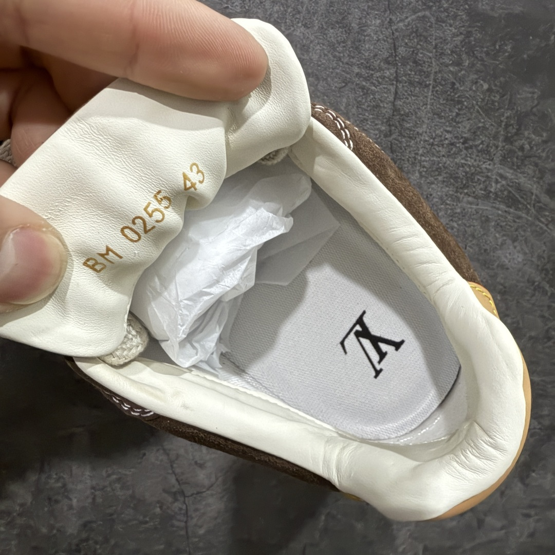 图片[8]-【莞顶渠道版】LV 路易威登LOUIS VUITTON Tilted Low Sneakers 倾斜系列低帮复古休闲运动文化百搭板鞋 2026早春款板鞋 目前市场最顶 细节正确版 广东原产 升级原楦型开发纸版 厚实抽屉礼品鞋盒及包装说明书防尘布袋物件(附送官方快递加固牛皮纸外盒!!)#采用Monogram 丹宁布鞋面材质#鞋垫嵌入软脚感EVA物料#后跟耐弯折滴塑支撑片#全新开发TPR光泽组合隔色鞋底❗ 尺码：40 41 42 43 44 45-选品中心