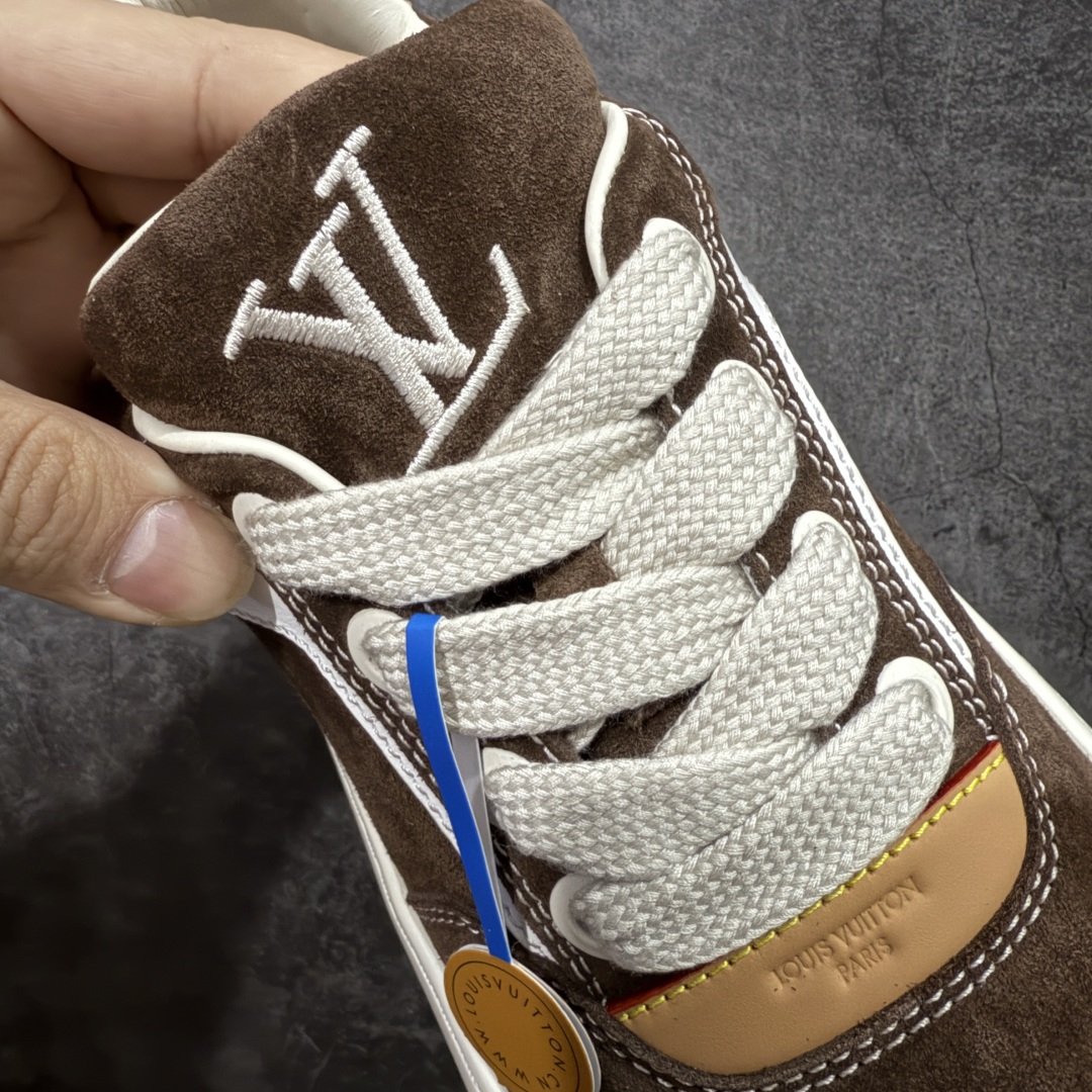 图片[7]-【莞顶渠道版】LV 路易威登LOUIS VUITTON Tilted Low Sneakers 倾斜系列低帮复古休闲运动文化百搭板鞋 2026早春款板鞋 目前市场最顶 细节正确版 广东原产 升级原楦型开发纸版 厚实抽屉礼品鞋盒及包装说明书防尘布袋物件(附送官方快递加固牛皮纸外盒!!)#采用Monogram 丹宁布鞋面材质#鞋垫嵌入软脚感EVA物料#后跟耐弯折滴塑支撑片#全新开发TPR光泽组合隔色鞋底❗ 尺码：40 41 42 43 44 45-选品中心