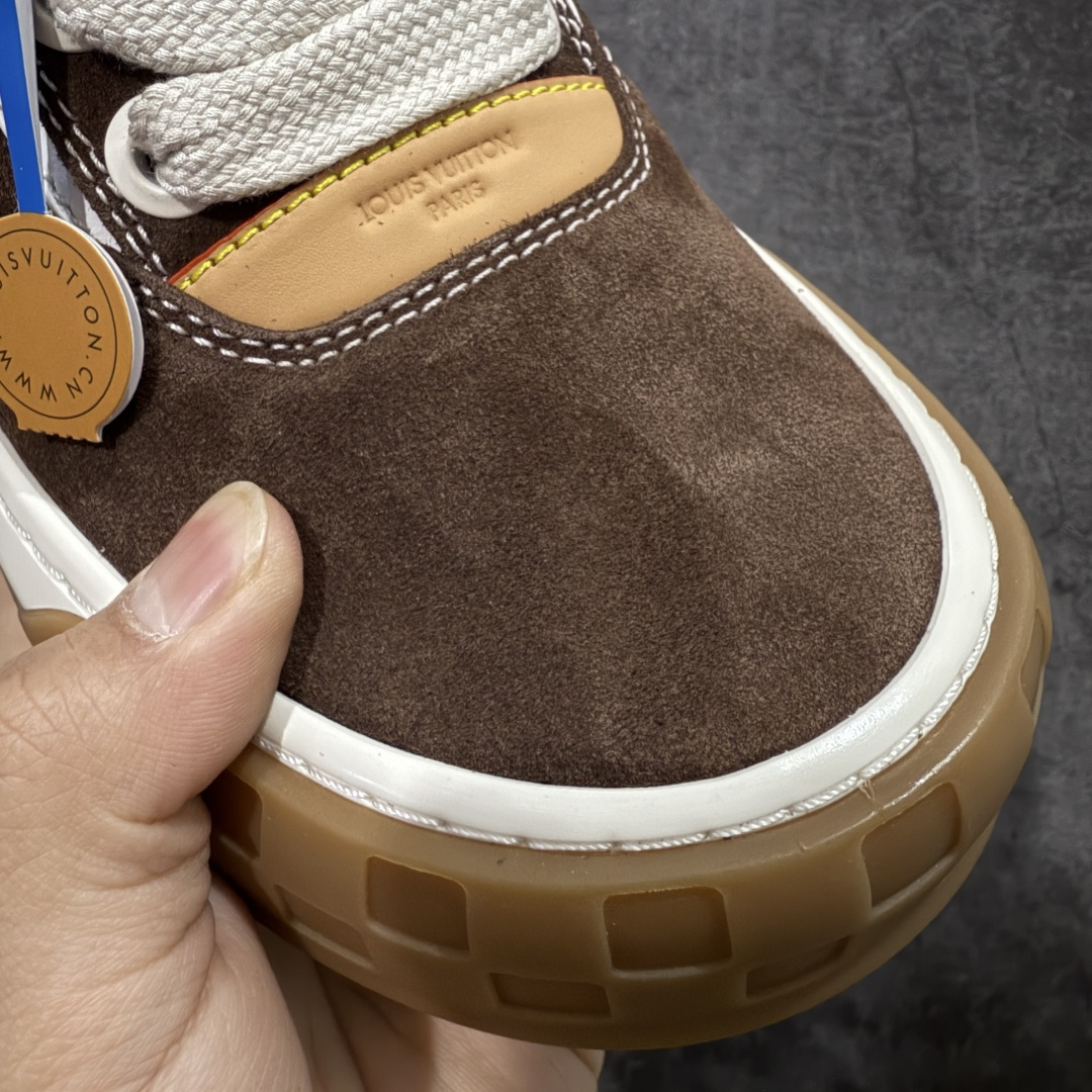 图片[6]-【莞顶渠道版】LV 路易威登LOUIS VUITTON Tilted Low Sneakers 倾斜系列低帮复古休闲运动文化百搭板鞋 2026早春款板鞋 目前市场最顶 细节正确版 广东原产 升级原楦型开发纸版 厚实抽屉礼品鞋盒及包装说明书防尘布袋物件(附送官方快递加固牛皮纸外盒!!)#采用Monogram 丹宁布鞋面材质#鞋垫嵌入软脚感EVA物料#后跟耐弯折滴塑支撑片#全新开发TPR光泽组合隔色鞋底❗ 尺码：40 41 42 43 44 45-选品中心