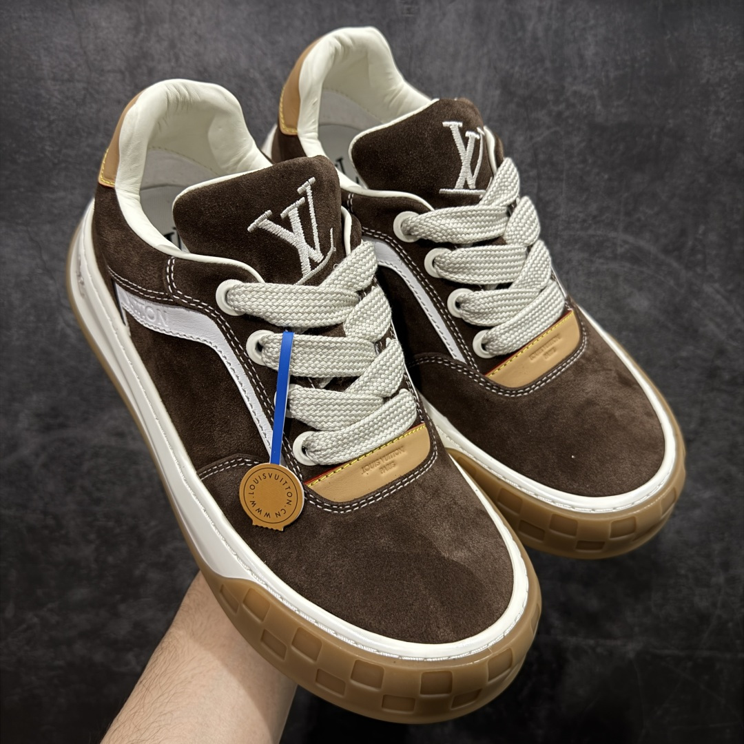 【莞顶渠道版】LV 路易威登LOUIS VUITTON Tilted Low Sneakers 倾斜系列低帮复古休闲运动文化百搭板鞋 2026早春款板鞋 目前市场最顶 细节正确版 广东原产 升级原楦型开发纸版 厚实抽屉礼品鞋盒及包装说明书防尘布袋物件(附送官方快递加固牛皮纸外盒!!)#采用Monogram 丹宁布鞋面材质#鞋垫嵌入软脚感EVA物料#后跟耐弯折滴塑支撑片#全新开发TPR光泽组合隔色鞋底❗ 尺码：40 41 42 43 44 45-选品中心