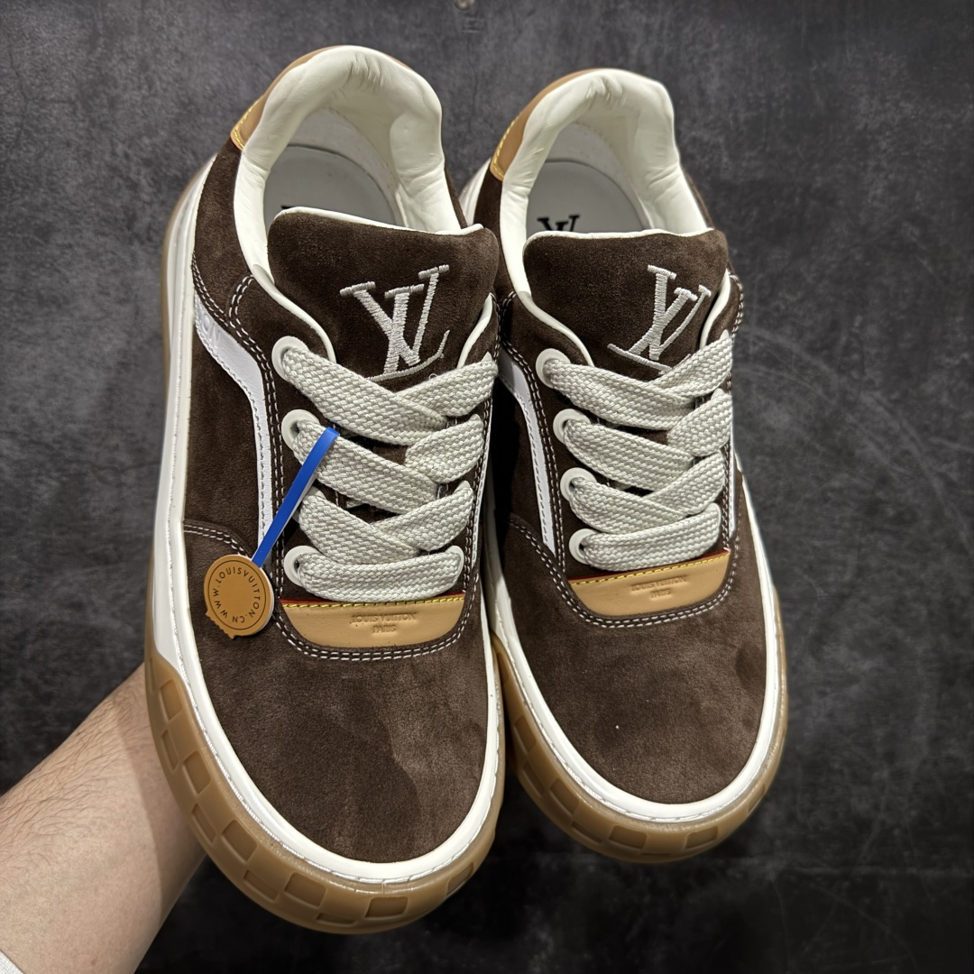 图片[3]-【莞顶渠道版】LV 路易威登LOUIS VUITTON Tilted Low Sneakers 倾斜系列低帮复古休闲运动文化百搭板鞋 2026早春款板鞋 目前市场最顶 细节正确版 广东原产 升级原楦型开发纸版 厚实抽屉礼品鞋盒及包装说明书防尘布袋物件(附送官方快递加固牛皮纸外盒!!)#采用Monogram 丹宁布鞋面材质#鞋垫嵌入软脚感EVA物料#后跟耐弯折滴塑支撑片#全新开发TPR光泽组合隔色鞋底❗ 尺码：40 41 42 43 44 45-选品中心