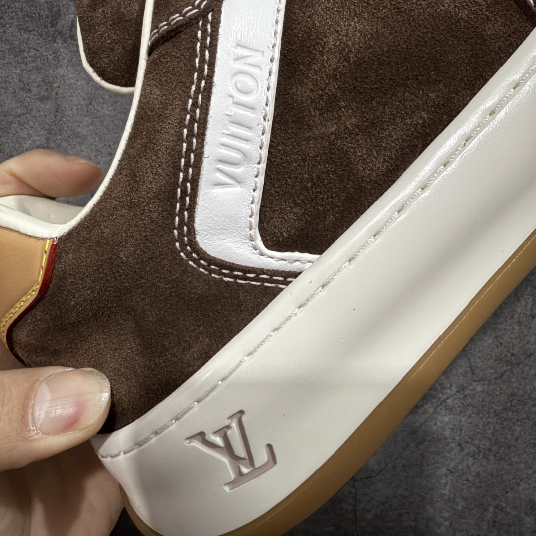 图片[5]-【莞顶渠道版】LV 路易威登LOUIS VUITTON Tilted Low Sneakers 倾斜系列低帮复古休闲运动文化百搭板鞋 2026早春款板鞋 目前市场最顶 细节正确版 广东原产 升级原楦型开发纸版 厚实抽屉礼品鞋盒及包装说明书防尘布袋物件(附送官方快递加固牛皮纸外盒!!)#采用Monogram 丹宁布鞋面材质#鞋垫嵌入软脚感EVA物料#后跟耐弯折滴塑支撑片#全新开发TPR光泽组合隔色鞋底❗ 尺码：40 41 42 43 44 45-选品中心
