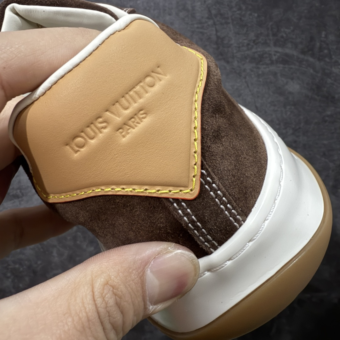 图片[4]-【莞顶渠道版】LV 路易威登LOUIS VUITTON Tilted Low Sneakers 倾斜系列低帮复古休闲运动文化百搭板鞋 2026早春款板鞋 目前市场最顶 细节正确版 广东原产 升级原楦型开发纸版 厚实抽屉礼品鞋盒及包装说明书防尘布袋物件(附送官方快递加固牛皮纸外盒!!)#采用Monogram 丹宁布鞋面材质#鞋垫嵌入软脚感EVA物料#后跟耐弯折滴塑支撑片#全新开发TPR光泽组合隔色鞋底❗ 尺码：40 41 42 43 44 45-选品中心