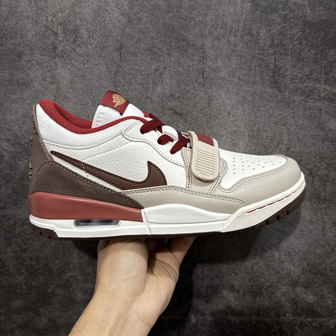 【纯原N版】Air Jordan Legacy AJ312 Low 低帮复古篮球鞋 白棕红 马年限定 IQ9783-121 市场最强独一档产物 全套原纸板楦头开发 原厂大底磨具加持立体防滑纹理 原档数据后跟TPU子母扣魔术贴 原装可视Air Sole气垫 原汁原味最完美的312代版型 唯一正确鞋头趴度弧度高度鞋身腰线 进口港宝加持 后跟自然饱满 全鞋荧光划线卡点 追求极致完美 每一双都是工艺品 多重QC质检 超越公司货的品控标准 实实在在的免检产品 鞋身采用了皮革材质打造 横跨鞋面的魔术贴十分吸睛 侧面的Swoosh Logo的一部分被鞋面遮挡了一部分 颇具玩味 魔术贴上标有NK标识 而鞋舌上是Jordan的经典红色飞翼Logo 后跟和鞋底均采用了AJ3的设计 后跟上同样也使用了经典的爆裂纹图案 尺码：36-47.5-选品中心
