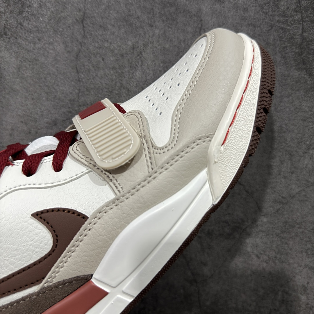 图片[6]-【纯原N版】Air Jordan Legacy AJ312 Low 低帮复古篮球鞋 白棕红 马年限定 IQ9783-121 市场最强独一档产物 全套原纸板楦头开发 原厂大底磨具加持立体防滑纹理 原档数据后跟TPU子母扣魔术贴 原装可视Air Sole气垫 原汁原味最完美的312代版型 唯一正确鞋头趴度弧度高度鞋身腰线 进口港宝加持 后跟自然饱满 全鞋荧光划线卡点 追求极致完美 每一双都是工艺品 多重QC质检 超越公司货的品控标准 实实在在的免检产品 鞋身采用了皮革材质打造 横跨鞋面的魔术贴十分吸睛 侧面的Swoosh Logo的一部分被鞋面遮挡了一部分 颇具玩味 魔术贴上标有NK标识 而鞋舌上是Jordan的经典红色飞翼Logo 后跟和鞋底均采用了AJ3的设计 后跟上同样也使用了经典的爆裂纹图案 尺码：36-47.5-选品中心