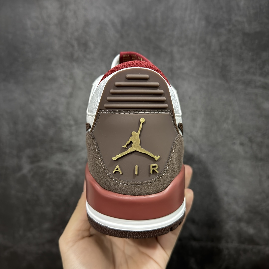 图片[4]-【纯原N版】Air Jordan Legacy AJ312 Low 低帮复古篮球鞋 白棕红 马年限定 IQ9783-121 市场最强独一档产物 全套原纸板楦头开发 原厂大底磨具加持立体防滑纹理 原档数据后跟TPU子母扣魔术贴 原装可视Air Sole气垫 原汁原味最完美的312代版型 唯一正确鞋头趴度弧度高度鞋身腰线 进口港宝加持 后跟自然饱满 全鞋荧光划线卡点 追求极致完美 每一双都是工艺品 多重QC质检 超越公司货的品控标准 实实在在的免检产品 鞋身采用了皮革材质打造 横跨鞋面的魔术贴十分吸睛 侧面的Swoosh Logo的一部分被鞋面遮挡了一部分 颇具玩味 魔术贴上标有NK标识 而鞋舌上是Jordan的经典红色飞翼Logo 后跟和鞋底均采用了AJ3的设计 后跟上同样也使用了经典的爆裂纹图案 尺码：36-47.5-选品中心