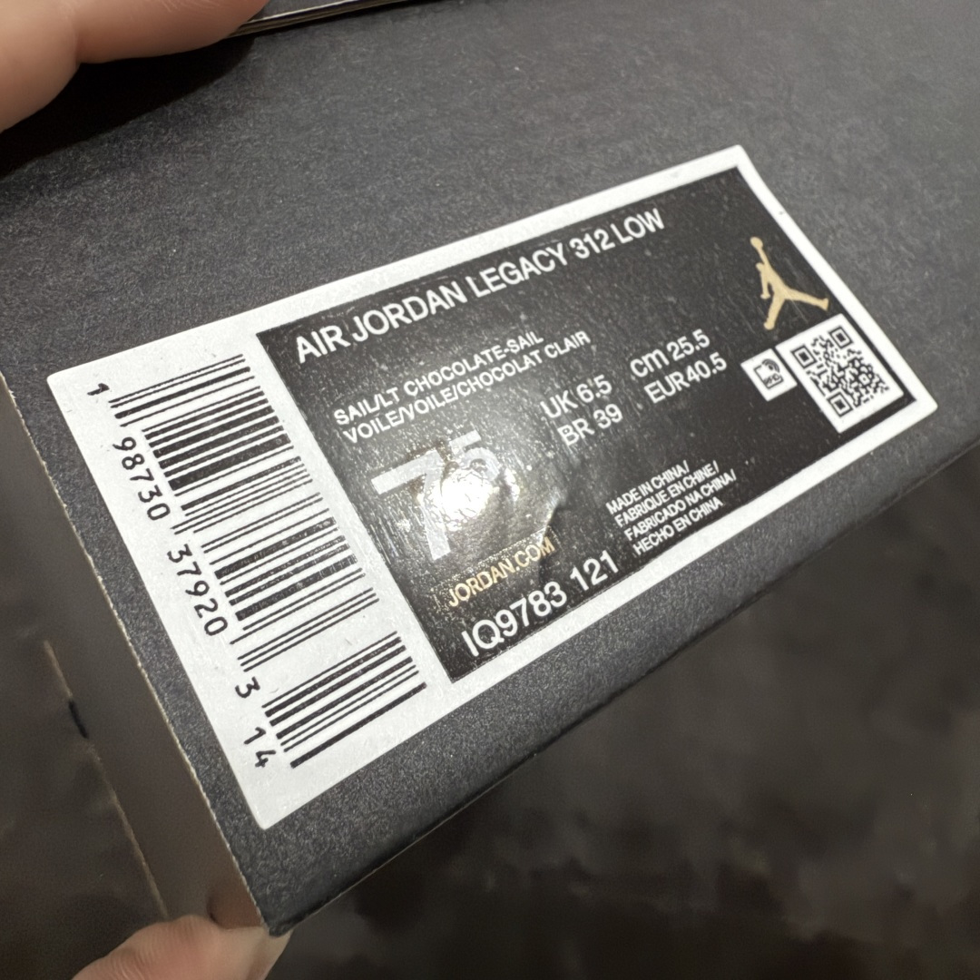 图片[9]-【纯原N版】Air Jordan Legacy AJ312 Low 低帮复古篮球鞋 白棕红 马年限定 IQ9783-121 市场最强独一档产物 全套原纸板楦头开发 原厂大底磨具加持立体防滑纹理 原档数据后跟TPU子母扣魔术贴 原装可视Air Sole气垫 原汁原味最完美的312代版型 唯一正确鞋头趴度弧度高度鞋身腰线 进口港宝加持 后跟自然饱满 全鞋荧光划线卡点 追求极致完美 每一双都是工艺品 多重QC质检 超越公司货的品控标准 实实在在的免检产品 鞋身采用了皮革材质打造 横跨鞋面的魔术贴十分吸睛 侧面的Swoosh Logo的一部分被鞋面遮挡了一部分 颇具玩味 魔术贴上标有NK标识 而鞋舌上是Jordan的经典红色飞翼Logo 后跟和鞋底均采用了AJ3的设计 后跟上同样也使用了经典的爆裂纹图案 尺码：36-47.5-选品中心