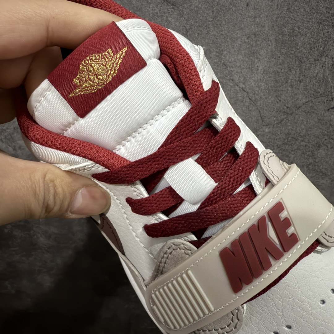 图片[5]-【纯原N版】Air Jordan Legacy AJ312 Low 低帮复古篮球鞋 白棕红 马年限定 IQ9783-121 市场最强独一档产物 全套原纸板楦头开发 原厂大底磨具加持立体防滑纹理 原档数据后跟TPU子母扣魔术贴 原装可视Air Sole气垫 原汁原味最完美的312代版型 唯一正确鞋头趴度弧度高度鞋身腰线 进口港宝加持 后跟自然饱满 全鞋荧光划线卡点 追求极致完美 每一双都是工艺品 多重QC质检 超越公司货的品控标准 实实在在的免检产品 鞋身采用了皮革材质打造 横跨鞋面的魔术贴十分吸睛 侧面的Swoosh Logo的一部分被鞋面遮挡了一部分 颇具玩味 魔术贴上标有NK标识 而鞋舌上是Jordan的经典红色飞翼Logo 后跟和鞋底均采用了AJ3的设计 后跟上同样也使用了经典的爆裂纹图案 尺码：36-47.5-选品中心