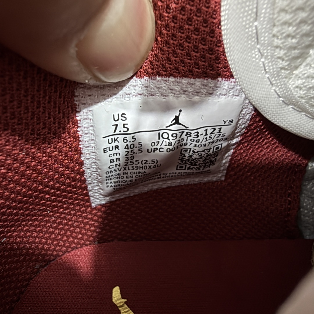 图片[6]-【纯原N版】Air Jordan Legacy AJ312 Low 低帮复古篮球鞋 白棕红 马年限定 IQ9783-121 市场最强独一档产物 全套原纸板楦头开发 原厂大底磨具加持立体防滑纹理 原档数据后跟TPU子母扣魔术贴 原装可视Air Sole气垫 原汁原味最完美的312代版型 唯一正确鞋头趴度弧度高度鞋身腰线 进口港宝加持 后跟自然饱满 全鞋荧光划线卡点 追求极致完美 每一双都是工艺品 多重QC质检 超越公司货的品控标准 实实在在的免检产品 鞋身采用了皮革材质打造 横跨鞋面的魔术贴十分吸睛 侧面的Swoosh Logo的一部分被鞋面遮挡了一部分 颇具玩味 魔术贴上标有NK标识 而鞋舌上是Jordan的经典红色飞翼Logo 后跟和鞋底均采用了AJ3的设计 后跟上同样也使用了经典的爆裂纹图案 尺码：36-47.5-选品中心