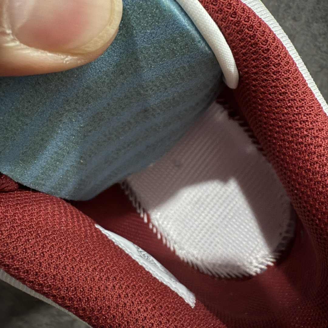 图片[8]-【纯原N版】Air Jordan Legacy AJ312 Low 低帮复古篮球鞋 白棕红 马年限定 IQ9783-121 市场最强独一档产物 全套原纸板楦头开发 原厂大底磨具加持立体防滑纹理 原档数据后跟TPU子母扣魔术贴 原装可视Air Sole气垫 原汁原味最完美的312代版型 唯一正确鞋头趴度弧度高度鞋身腰线 进口港宝加持 后跟自然饱满 全鞋荧光划线卡点 追求极致完美 每一双都是工艺品 多重QC质检 超越公司货的品控标准 实实在在的免检产品 鞋身采用了皮革材质打造 横跨鞋面的魔术贴十分吸睛 侧面的Swoosh Logo的一部分被鞋面遮挡了一部分 颇具玩味 魔术贴上标有NK标识 而鞋舌上是Jordan的经典红色飞翼Logo 后跟和鞋底均采用了AJ3的设计 后跟上同样也使用了经典的爆裂纹图案 尺码：36-47.5-选品中心