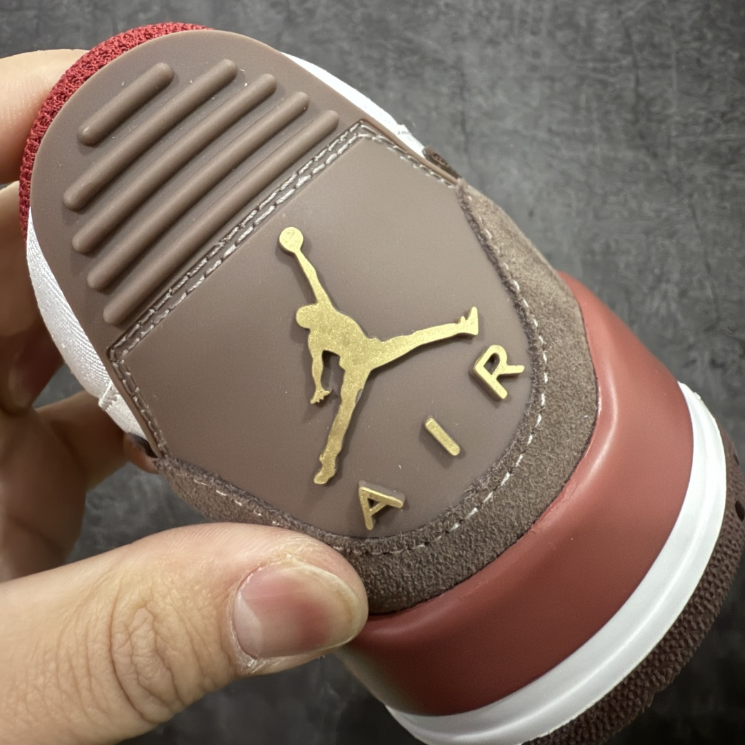 图片[2]-【纯原N版】Air Jordan Legacy AJ312 Low 低帮复古篮球鞋 白棕红 马年限定 IQ9783-121 市场最强独一档产物 全套原纸板楦头开发 原厂大底磨具加持立体防滑纹理 原档数据后跟TPU子母扣魔术贴 原装可视Air Sole气垫 原汁原味最完美的312代版型 唯一正确鞋头趴度弧度高度鞋身腰线 进口港宝加持 后跟自然饱满 全鞋荧光划线卡点 追求极致完美 每一双都是工艺品 多重QC质检 超越公司货的品控标准 实实在在的免检产品 鞋身采用了皮革材质打造 横跨鞋面的魔术贴十分吸睛 侧面的Swoosh Logo的一部分被鞋面遮挡了一部分 颇具玩味 魔术贴上标有NK标识 而鞋舌上是Jordan的经典红色飞翼Logo 后跟和鞋底均采用了AJ3的设计 后跟上同样也使用了经典的爆裂纹图案 尺码：36-47.5-选品中心