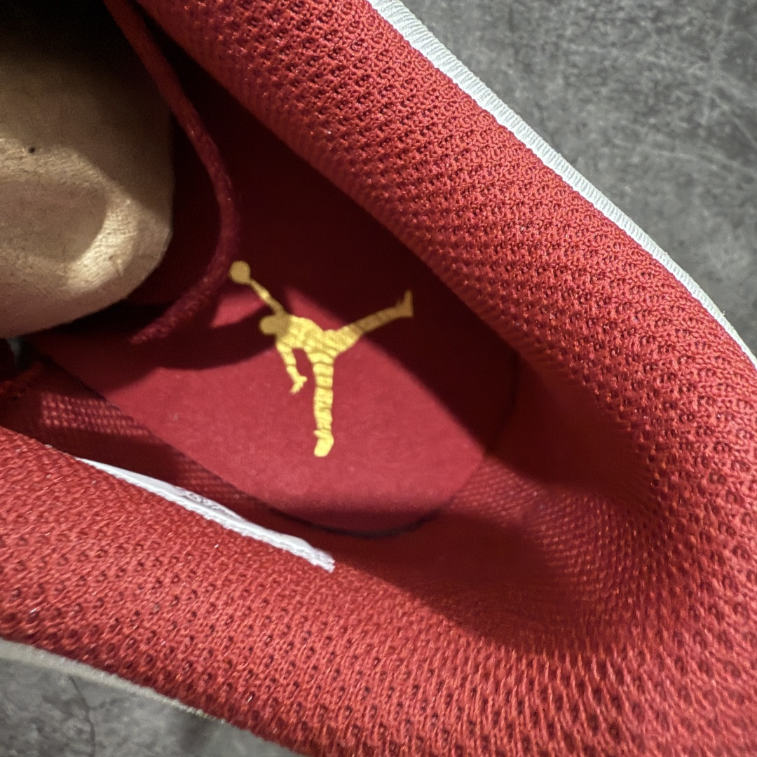 图片[7]-【纯原N版】Air Jordan Legacy AJ312 Low 低帮复古篮球鞋 白棕红 马年限定 IQ9783-121 市场最强独一档产物 全套原纸板楦头开发 原厂大底磨具加持立体防滑纹理 原档数据后跟TPU子母扣魔术贴 原装可视Air Sole气垫 原汁原味最完美的312代版型 唯一正确鞋头趴度弧度高度鞋身腰线 进口港宝加持 后跟自然饱满 全鞋荧光划线卡点 追求极致完美 每一双都是工艺品 多重QC质检 超越公司货的品控标准 实实在在的免检产品 鞋身采用了皮革材质打造 横跨鞋面的魔术贴十分吸睛 侧面的Swoosh Logo的一部分被鞋面遮挡了一部分 颇具玩味 魔术贴上标有NK标识 而鞋舌上是Jordan的经典红色飞翼Logo 后跟和鞋底均采用了AJ3的设计 后跟上同样也使用了经典的爆裂纹图案 尺码：36-47.5-选品中心