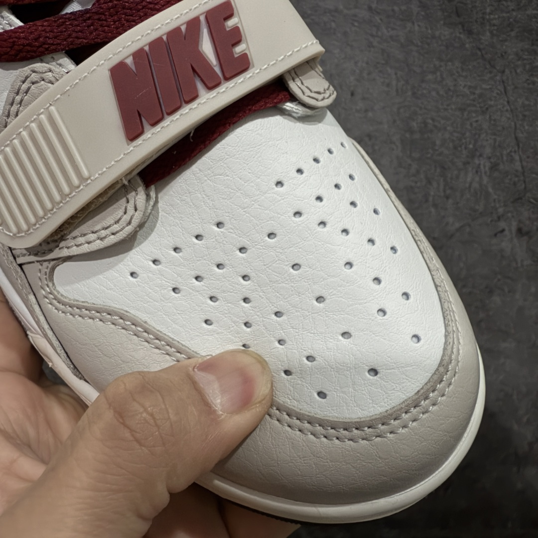 图片[4]-【纯原N版】Air Jordan Legacy AJ312 Low 低帮复古篮球鞋 白棕红 马年限定 IQ9783-121 市场最强独一档产物 全套原纸板楦头开发 原厂大底磨具加持立体防滑纹理 原档数据后跟TPU子母扣魔术贴 原装可视Air Sole气垫 原汁原味最完美的312代版型 唯一正确鞋头趴度弧度高度鞋身腰线 进口港宝加持 后跟自然饱满 全鞋荧光划线卡点 追求极致完美 每一双都是工艺品 多重QC质检 超越公司货的品控标准 实实在在的免检产品 鞋身采用了皮革材质打造 横跨鞋面的魔术贴十分吸睛 侧面的Swoosh Logo的一部分被鞋面遮挡了一部分 颇具玩味 魔术贴上标有NK标识 而鞋舌上是Jordan的经典红色飞翼Logo 后跟和鞋底均采用了AJ3的设计 后跟上同样也使用了经典的爆裂纹图案 尺码：36-47.5-选品中心