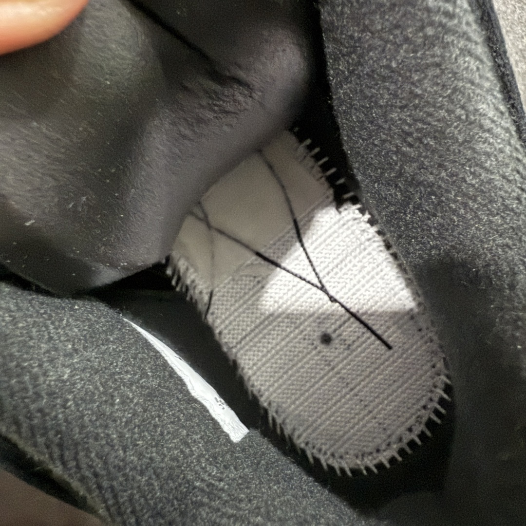图片[9]-【新DT版】Air Jordan 4 Retro AJ4 乔4黑猫2.0复刻版 FV5029-010 全新升级改良 顶级原厂麂皮绒感到位 原鞋原楦原纸板同源开发 完美呈现乔4的版型 内侧正确双色网格 还原细节 原厂皮料 正确气垫颜色 正确网格工艺 正确拉帮工艺 全鞋原装材料制作 原档案原模具打造 支持全方位与正品对比 尺码：40-47.5-选品中心