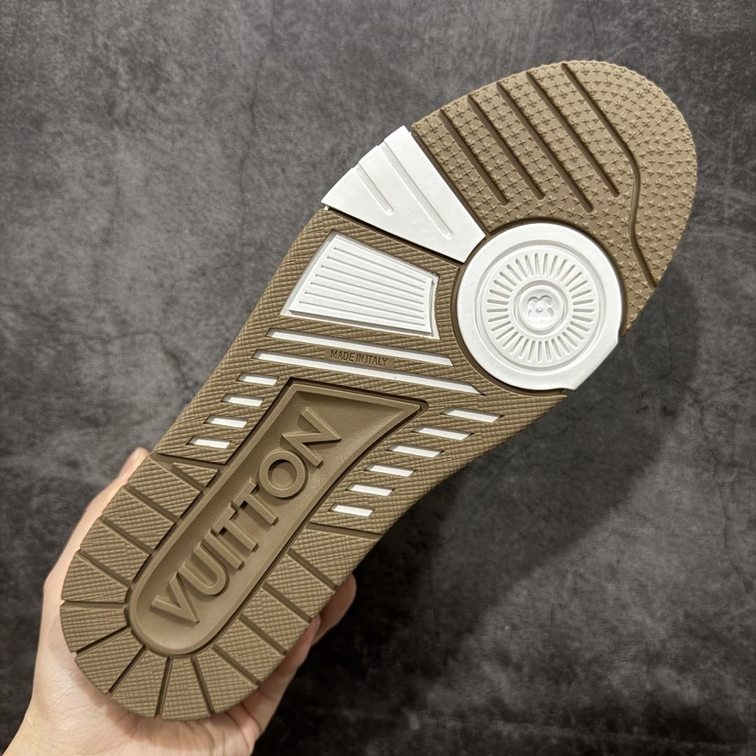 图片[9]-【天花板/Goat版】 市场最强版 没有之一的存在💪🏻 Louis Vuitton LV Trainer 系列全新版上架 手里有正品的可以对比下🆚懂货的看细节‼️ 此版品质是市场从未达到的新高度！ 整体版型 皮料 牛仔布的色差 压花纹路清晰度 后跟版型等等 都可以自行对比[机智]吊打市场所有货，怒甩十条街的那种，直接来正品对比图🆚，欢迎拿市场各大工厂的货来对比！ 尺码：35-45码-选品中心