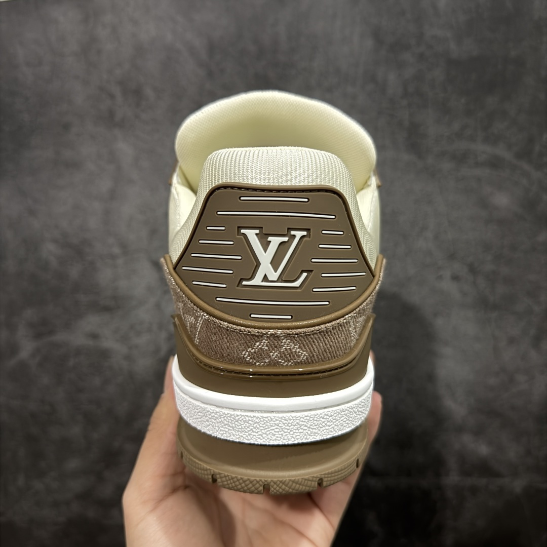 图片[4]-【天花板/Goat版】 市场最强版 没有之一的存在💪🏻 Louis Vuitton LV Trainer 系列全新版上架 手里有正品的可以对比下🆚懂货的看细节‼️ 此版品质是市场从未达到的新高度！ 整体版型 皮料 牛仔布的色差 压花纹路清晰度 后跟版型等等 都可以自行对比[机智]吊打市场所有货，怒甩十条街的那种，直接来正品对比图🆚，欢迎拿市场各大工厂的货来对比！ 尺码：35-45码-选品中心
