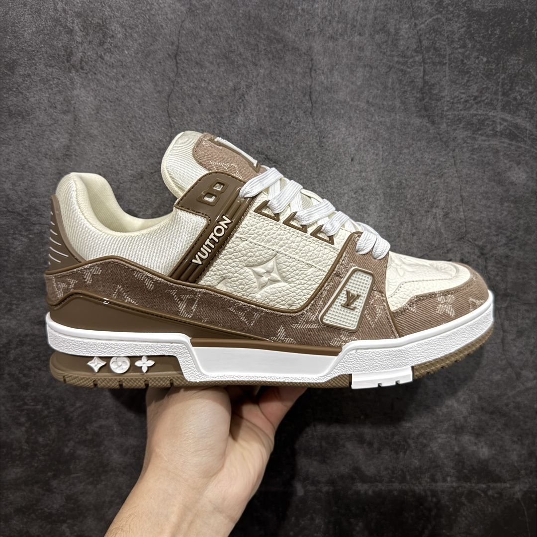 【天花板/Goat版】 市场最强版 没有之一的存在💪🏻 Louis Vuitton LV Trainer 系列全新版上架 手里有正品的可以对比下🆚懂货的看细节‼️ 此版品质是市场从未达到的新高度！ 整体版型 皮料 牛仔布的色差 压花纹路清晰度 后跟版型等等 都可以自行对比[机智]吊打市场所有货，怒甩十条街的那种，直接来正品对比图🆚，欢迎拿市场各大工厂的货来对比！ 尺码：35-45码-选品中心