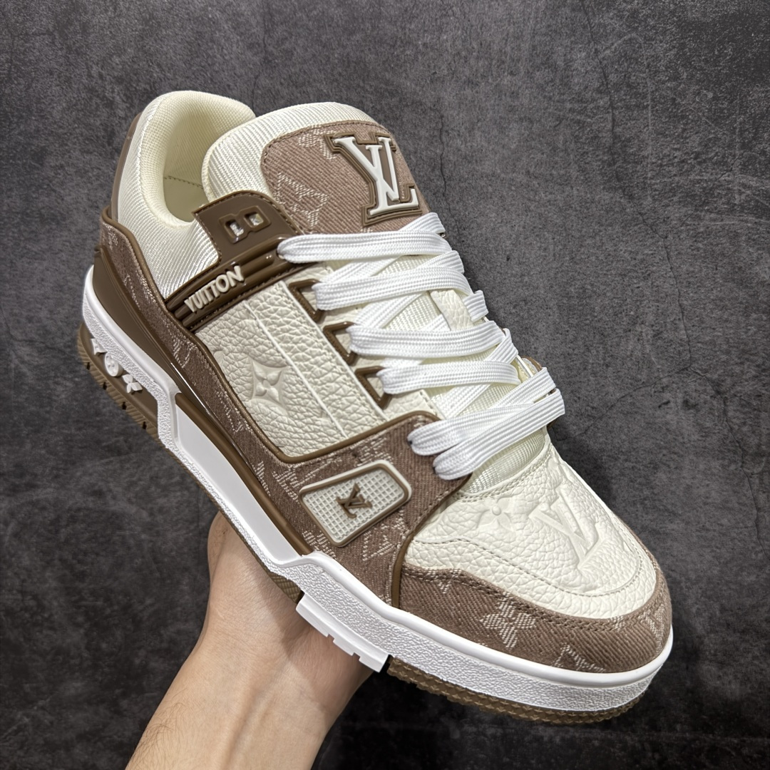 图片[3]-【天花板/Goat版】 市场最强版 没有之一的存在💪🏻 Louis Vuitton LV Trainer 系列全新版上架 手里有正品的可以对比下🆚懂货的看细节‼️ 此版品质是市场从未达到的新高度！ 整体版型 皮料 牛仔布的色差 压花纹路清晰度 后跟版型等等 都可以自行对比[机智]吊打市场所有货，怒甩十条街的那种，直接来正品对比图🆚，欢迎拿市场各大工厂的货来对比！ 尺码：35-45码-选品中心