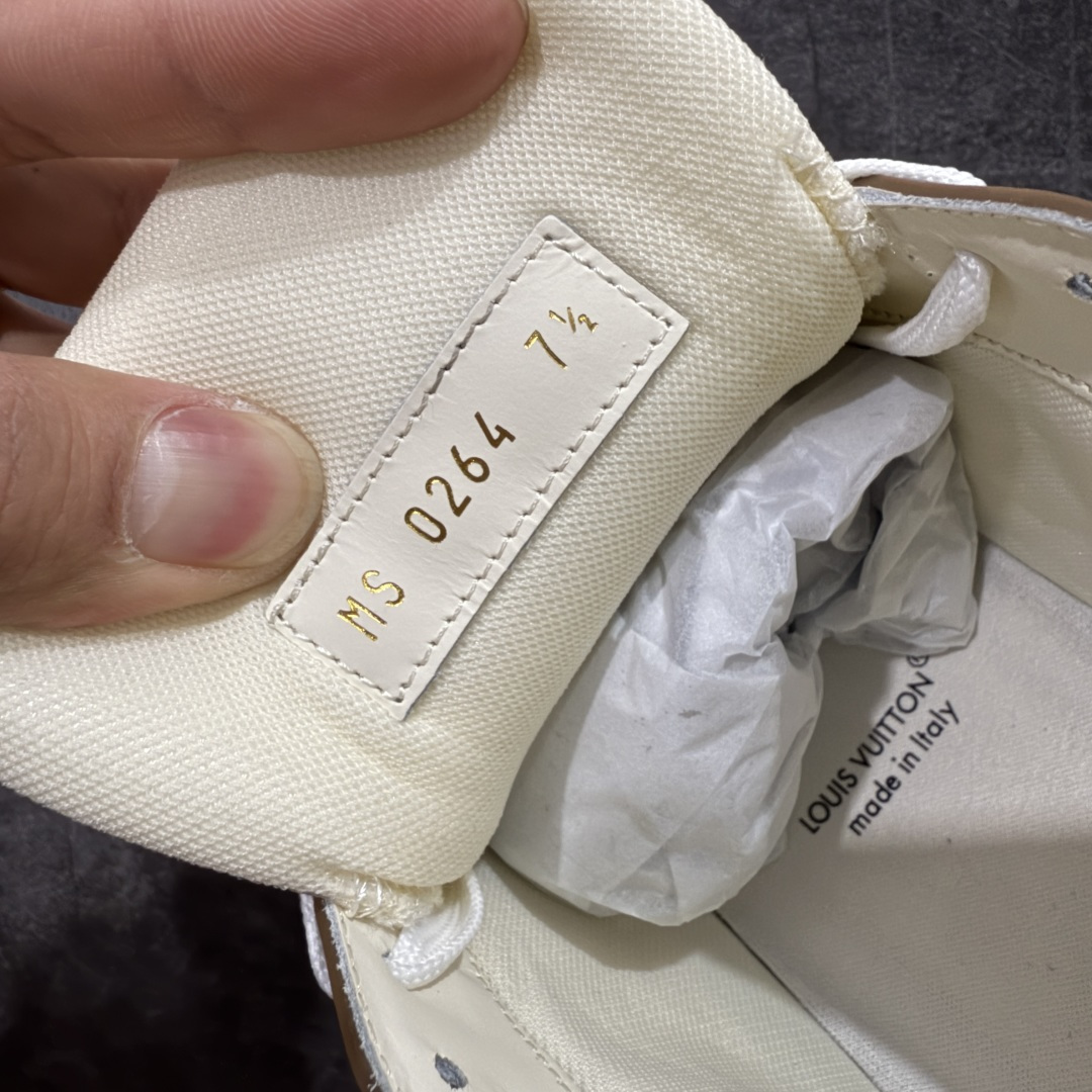 图片[7]-【天花板/Goat版】 市场最强版 没有之一的存在💪🏻 Louis Vuitton LV Trainer 系列全新版上架 手里有正品的可以对比下🆚懂货的看细节‼️ 此版品质是市场从未达到的新高度！ 整体版型 皮料 牛仔布的色差 压花纹路清晰度 后跟版型等等 都可以自行对比[机智]吊打市场所有货，怒甩十条街的那种，直接来正品对比图🆚，欢迎拿市场各大工厂的货来对比！ 尺码：35-45码-选品中心