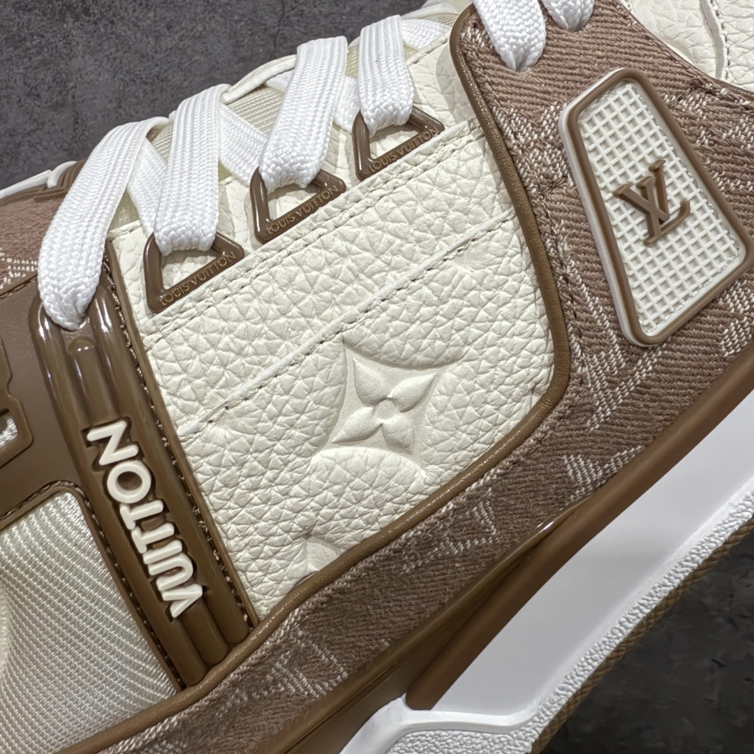 图片[4]-【天花板/Goat版】 市场最强版 没有之一的存在💪🏻 Louis Vuitton LV Trainer 系列全新版上架 手里有正品的可以对比下🆚懂货的看细节‼️ 此版品质是市场从未达到的新高度！ 整体版型 皮料 牛仔布的色差 压花纹路清晰度 后跟版型等等 都可以自行对比[机智]吊打市场所有货，怒甩十条街的那种，直接来正品对比图🆚，欢迎拿市场各大工厂的货来对比！ 尺码：35-45码-选品中心