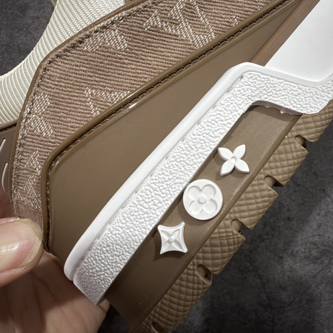 图片[3]-【天花板/Goat版】 市场最强版 没有之一的存在💪🏻 Louis Vuitton LV Trainer 系列全新版上架 手里有正品的可以对比下🆚懂货的看细节‼️ 此版品质是市场从未达到的新高度！ 整体版型 皮料 牛仔布的色差 压花纹路清晰度 后跟版型等等 都可以自行对比[机智]吊打市场所有货，怒甩十条街的那种，直接来正品对比图🆚，欢迎拿市场各大工厂的货来对比！ 尺码：35-45码-选品中心