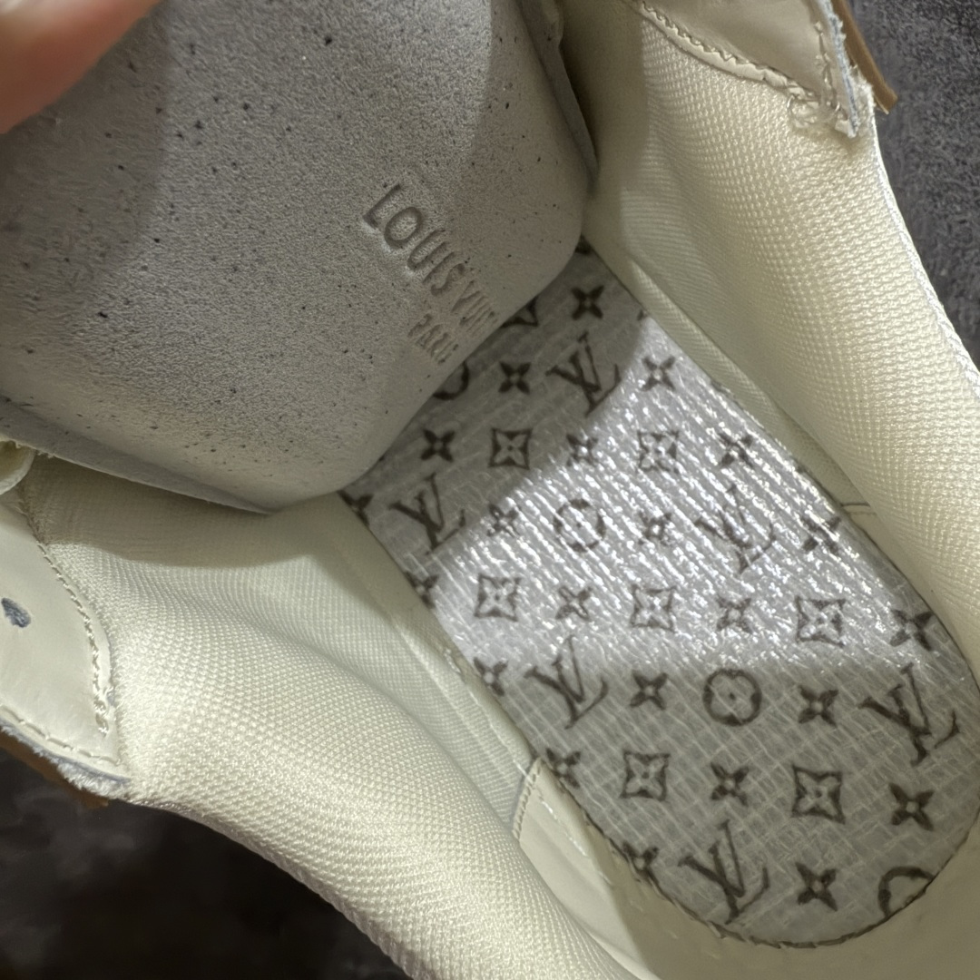 图片[9]-【天花板/Goat版】 市场最强版 没有之一的存在💪🏻 Louis Vuitton LV Trainer 系列全新版上架 手里有正品的可以对比下🆚懂货的看细节‼️ 此版品质是市场从未达到的新高度！ 整体版型 皮料 牛仔布的色差 压花纹路清晰度 后跟版型等等 都可以自行对比[机智]吊打市场所有货，怒甩十条街的那种，直接来正品对比图🆚，欢迎拿市场各大工厂的货来对比！ 尺码：35-45码-选品中心