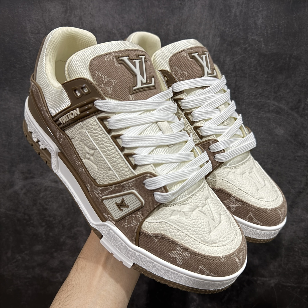 【天花板/Goat版】 市场最强版 没有之一的存在💪🏻 Louis Vuitton LV Trainer 系列全新版上架 手里有正品的可以对比下🆚懂货的看细节‼️ 此版品质是市场从未达到的新高度！ 整体版型 皮料 牛仔布的色差 压花纹路清晰度 后跟版型等等 都可以自行对比[机智]吊打市场所有货，怒甩十条街的那种，直接来正品对比图🆚，欢迎拿市场各大工厂的货来对比！ 尺码：35-45码-选品中心