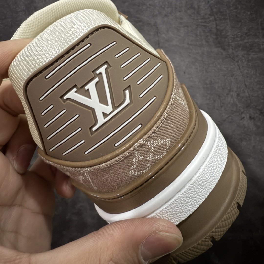 图片[2]-【天花板/Goat版】 市场最强版 没有之一的存在💪🏻 Louis Vuitton LV Trainer 系列全新版上架 手里有正品的可以对比下🆚懂货的看细节‼️ 此版品质是市场从未达到的新高度！ 整体版型 皮料 牛仔布的色差 压花纹路清晰度 后跟版型等等 都可以自行对比[机智]吊打市场所有货，怒甩十条街的那种，直接来正品对比图🆚，欢迎拿市场各大工厂的货来对比！ 尺码：35-45码-选品中心