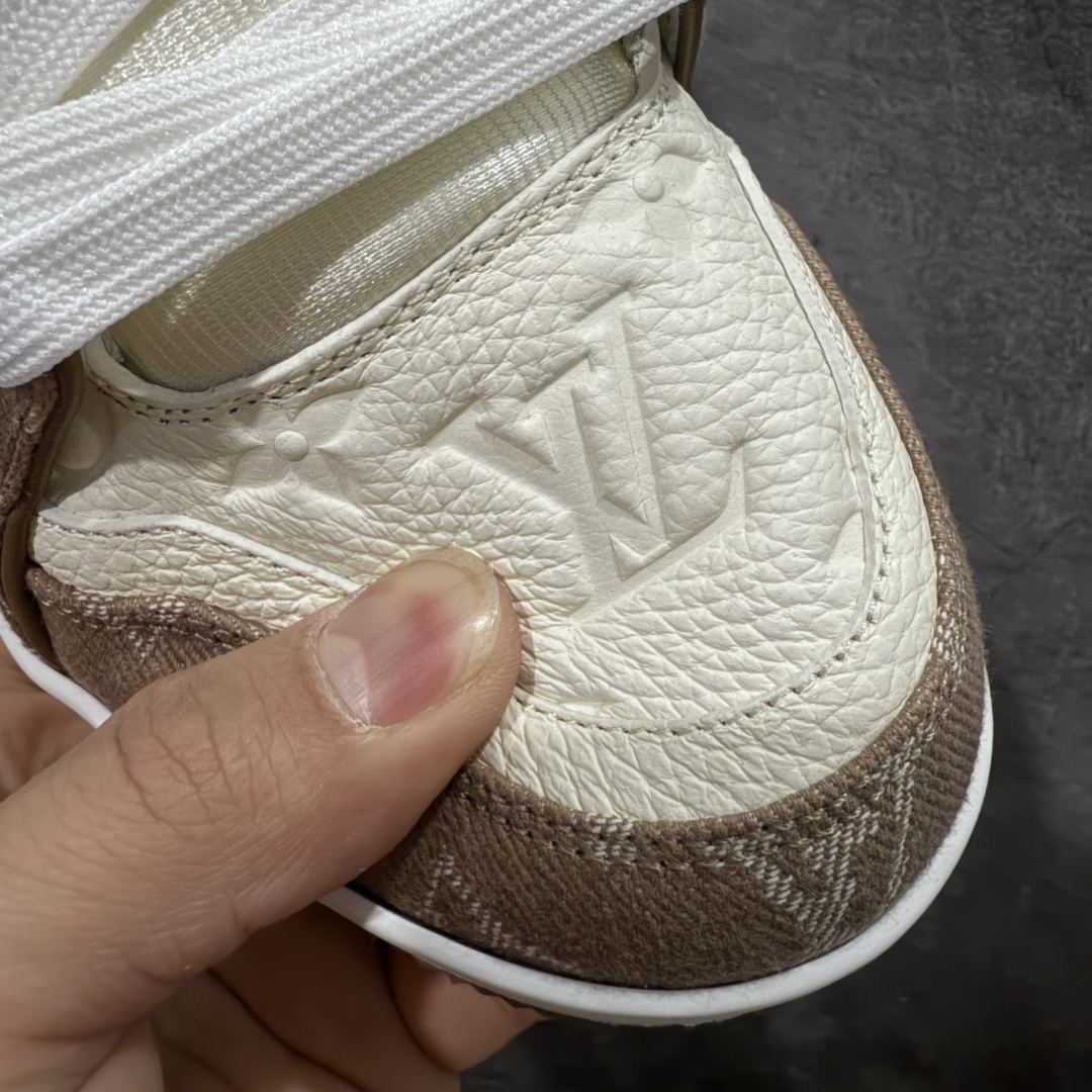 图片[5]-【天花板/Goat版】 市场最强版 没有之一的存在💪🏻 Louis Vuitton LV Trainer 系列全新版上架 手里有正品的可以对比下🆚懂货的看细节‼️ 此版品质是市场从未达到的新高度！ 整体版型 皮料 牛仔布的色差 压花纹路清晰度 后跟版型等等 都可以自行对比[机智]吊打市场所有货，怒甩十条街的那种，直接来正品对比图🆚，欢迎拿市场各大工厂的货来对比！ 尺码：35-45码-选品中心