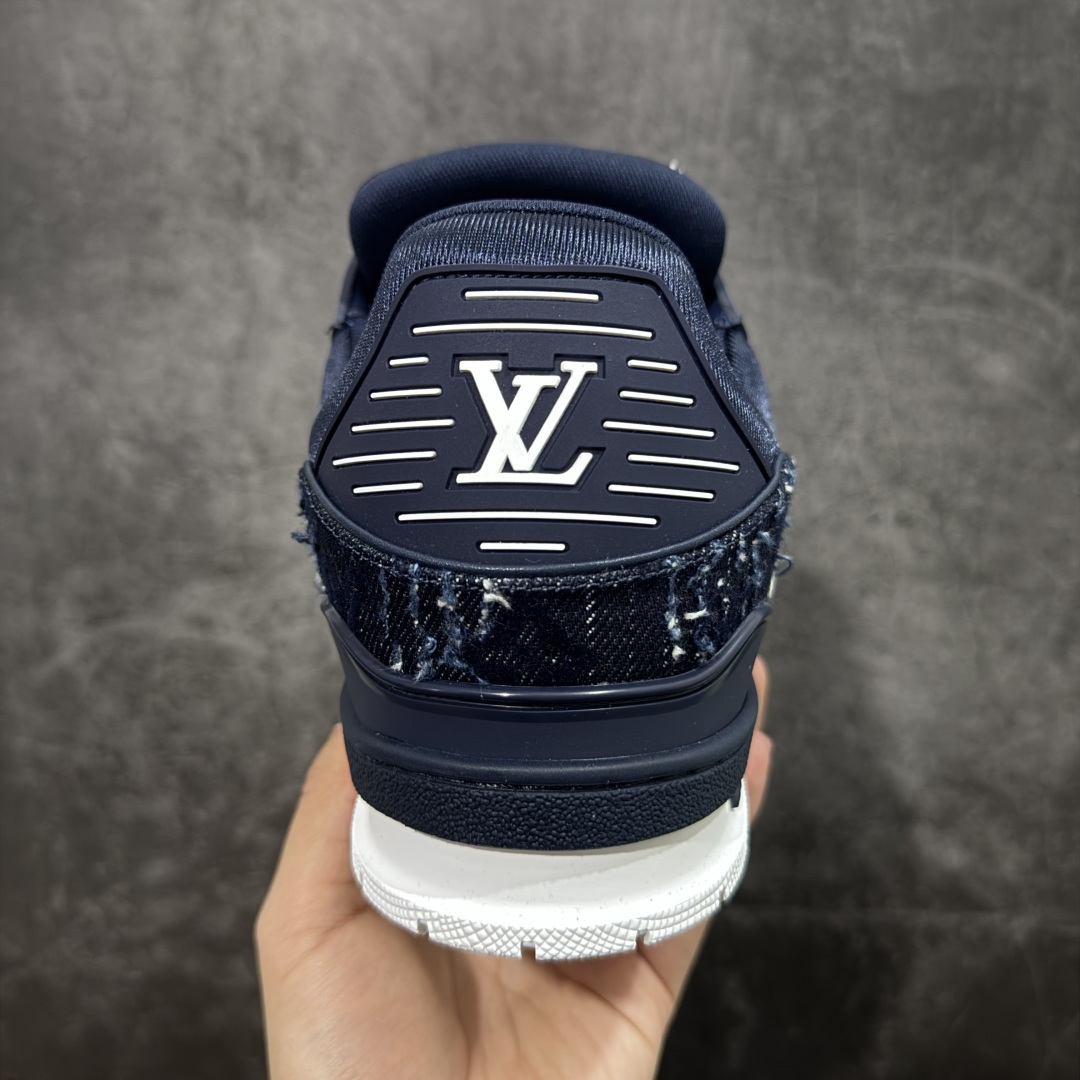 图片[4]-【YS纯原】广奢高端货 LOUIS VUITTON 路易威登 LV Trainer 休闲板鞋 ✦ 原楦原纸版开模，鞋型立体饱满 ✦ 零毛边、零溢胶、零线头瑕疵 ✦ 细节与原版一致 区分市面通货 ✦ 多层叠片＋电脑针车，针距密度一致 ✦ Monogram浮雕＋3D高频压纹 ✦ 多密度发泡中底：支撑回弹媲美专柜 ✦ 原装橡胶大底：含胶量高、纹路深、双拼接零偏差 ✦ ZP级原装包装：专柜款鞋盒＋防尘袋＋说明书 货号：1AHDW4 尺码：39-45-选品中心