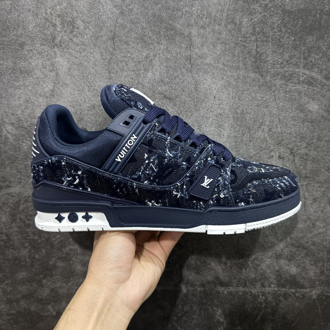 【YS纯原】广奢高端货 LOUIS VUITTON 路易威登 LV Trainer 休闲板鞋 ✦ 原楦原纸版开模，鞋型立体饱满 ✦ 零毛边、零溢胶、零线头瑕疵 ✦ 细节与原版一致 区分市面通货 ✦ 多层叠片＋电脑针车，针距密度一致 ✦ Monogram浮雕＋3D高频压纹 ✦ 多密度发泡中底：支撑回弹媲美专柜 ✦ 原装橡胶大底：含胶量高、纹路深、双拼接零偏差 ✦ ZP级原装包装：专柜款鞋盒＋防尘袋＋说明书 货号：1AHDW4 尺码：39-45-选品中心