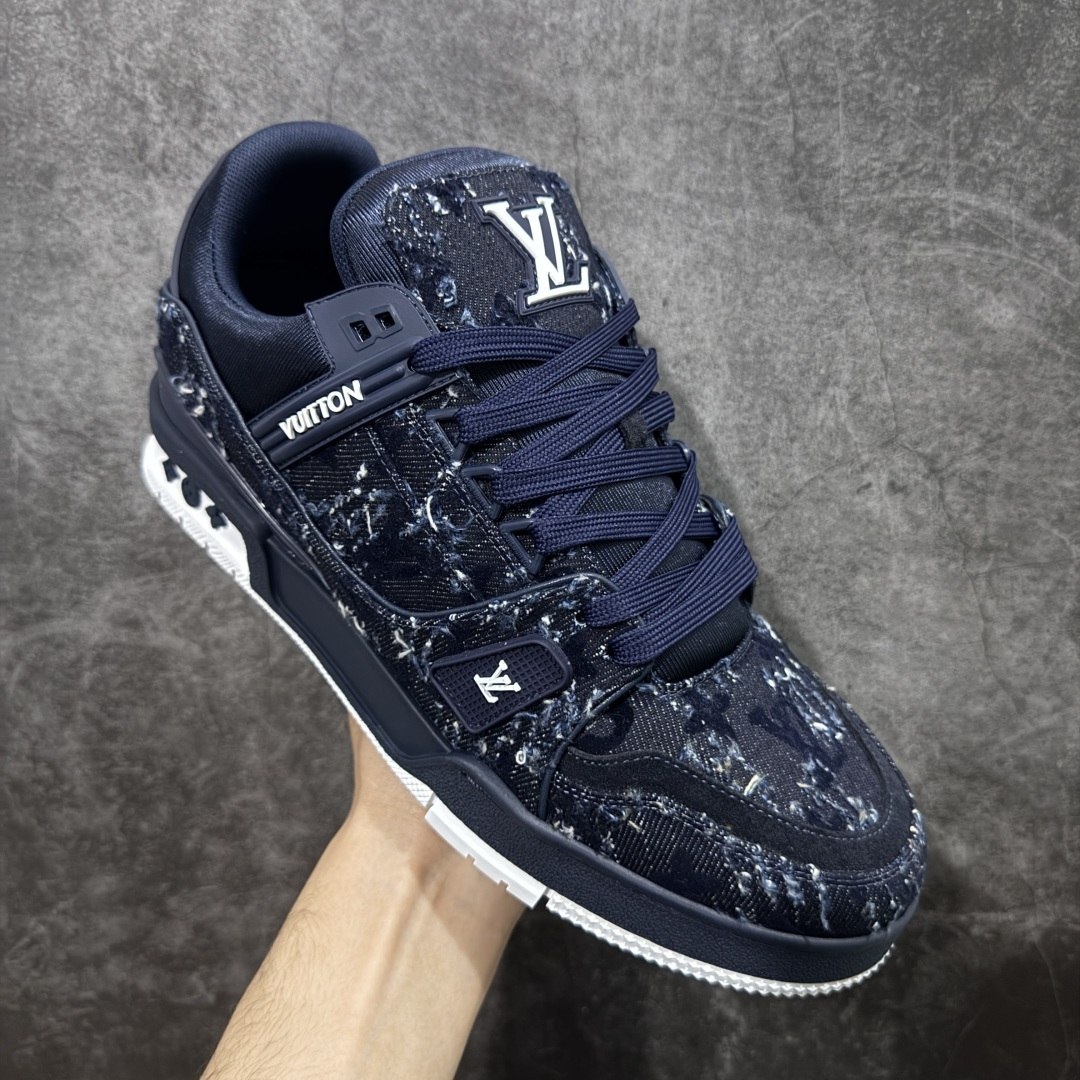 图片[3]-【YS纯原】广奢高端货 LOUIS VUITTON 路易威登 LV Trainer 休闲板鞋 ✦ 原楦原纸版开模，鞋型立体饱满 ✦ 零毛边、零溢胶、零线头瑕疵 ✦ 细节与原版一致 区分市面通货 ✦ 多层叠片＋电脑针车，针距密度一致 ✦ Monogram浮雕＋3D高频压纹 ✦ 多密度发泡中底：支撑回弹媲美专柜 ✦ 原装橡胶大底：含胶量高、纹路深、双拼接零偏差 ✦ ZP级原装包装：专柜款鞋盒＋防尘袋＋说明书 货号：1AHDW4 尺码：39-45-选品中心