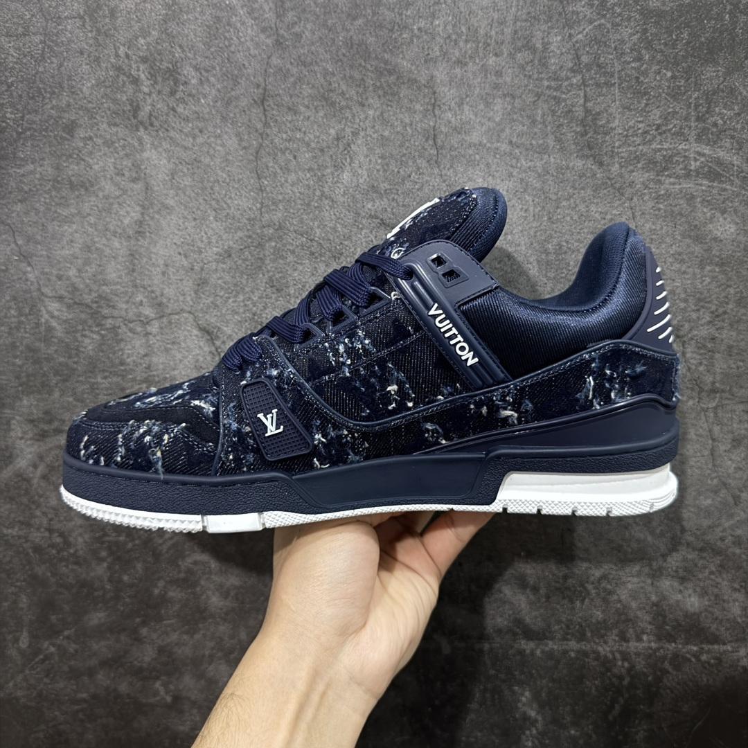 图片[2]-【YS纯原】广奢高端货 LOUIS VUITTON 路易威登 LV Trainer 休闲板鞋 ✦ 原楦原纸版开模，鞋型立体饱满 ✦ 零毛边、零溢胶、零线头瑕疵 ✦ 细节与原版一致 区分市面通货 ✦ 多层叠片＋电脑针车，针距密度一致 ✦ Monogram浮雕＋3D高频压纹 ✦ 多密度发泡中底：支撑回弹媲美专柜 ✦ 原装橡胶大底：含胶量高、纹路深、双拼接零偏差 ✦ ZP级原装包装：专柜款鞋盒＋防尘袋＋说明书 货号：1AHDW4 尺码：39-45-选品中心