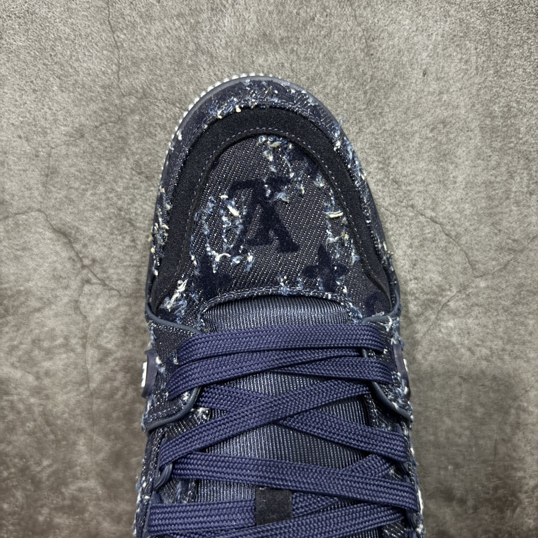 图片[5]-【YS纯原】广奢高端货 LOUIS VUITTON 路易威登 LV Trainer 休闲板鞋 ✦ 原楦原纸版开模，鞋型立体饱满 ✦ 零毛边、零溢胶、零线头瑕疵 ✦ 细节与原版一致 区分市面通货 ✦ 多层叠片＋电脑针车，针距密度一致 ✦ Monogram浮雕＋3D高频压纹 ✦ 多密度发泡中底：支撑回弹媲美专柜 ✦ 原装橡胶大底：含胶量高、纹路深、双拼接零偏差 ✦ ZP级原装包装：专柜款鞋盒＋防尘袋＋说明书 货号：1AHDW4 尺码：39-45-选品中心