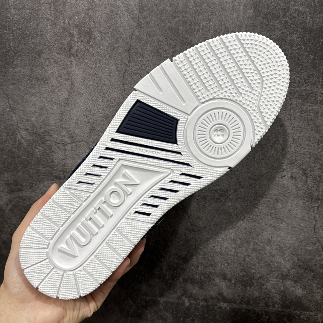 图片[9]-【YS纯原】广奢高端货 LOUIS VUITTON 路易威登 LV Trainer 休闲板鞋 ✦ 原楦原纸版开模，鞋型立体饱满 ✦ 零毛边、零溢胶、零线头瑕疵 ✦ 细节与原版一致 区分市面通货 ✦ 多层叠片＋电脑针车，针距密度一致 ✦ Monogram浮雕＋3D高频压纹 ✦ 多密度发泡中底：支撑回弹媲美专柜 ✦ 原装橡胶大底：含胶量高、纹路深、双拼接零偏差 ✦ ZP级原装包装：专柜款鞋盒＋防尘袋＋说明书 货号：1AHDW4 尺码：39-45-选品中心