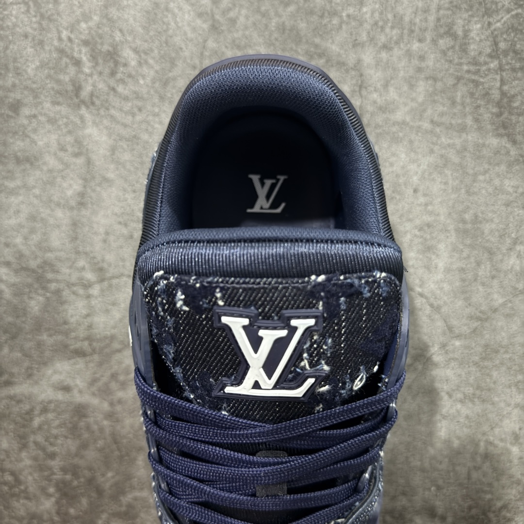 图片[8]-【YS纯原】广奢高端货 LOUIS VUITTON 路易威登 LV Trainer 休闲板鞋 ✦ 原楦原纸版开模，鞋型立体饱满 ✦ 零毛边、零溢胶、零线头瑕疵 ✦ 细节与原版一致 区分市面通货 ✦ 多层叠片＋电脑针车，针距密度一致 ✦ Monogram浮雕＋3D高频压纹 ✦ 多密度发泡中底：支撑回弹媲美专柜 ✦ 原装橡胶大底：含胶量高、纹路深、双拼接零偏差 ✦ ZP级原装包装：专柜款鞋盒＋防尘袋＋说明书 货号：1AHDW4 尺码：39-45-选品中心