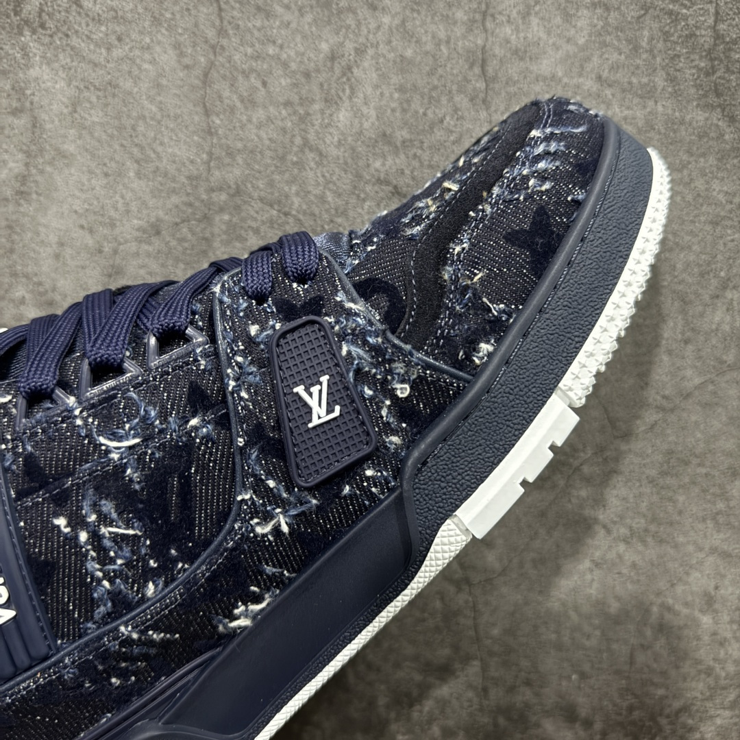 图片[6]-【YS纯原】广奢高端货 LOUIS VUITTON 路易威登 LV Trainer 休闲板鞋 ✦ 原楦原纸版开模，鞋型立体饱满 ✦ 零毛边、零溢胶、零线头瑕疵 ✦ 细节与原版一致 区分市面通货 ✦ 多层叠片＋电脑针车，针距密度一致 ✦ Monogram浮雕＋3D高频压纹 ✦ 多密度发泡中底：支撑回弹媲美专柜 ✦ 原装橡胶大底：含胶量高、纹路深、双拼接零偏差 ✦ ZP级原装包装：专柜款鞋盒＋防尘袋＋说明书 货号：1AHDW4 尺码：39-45-选品中心