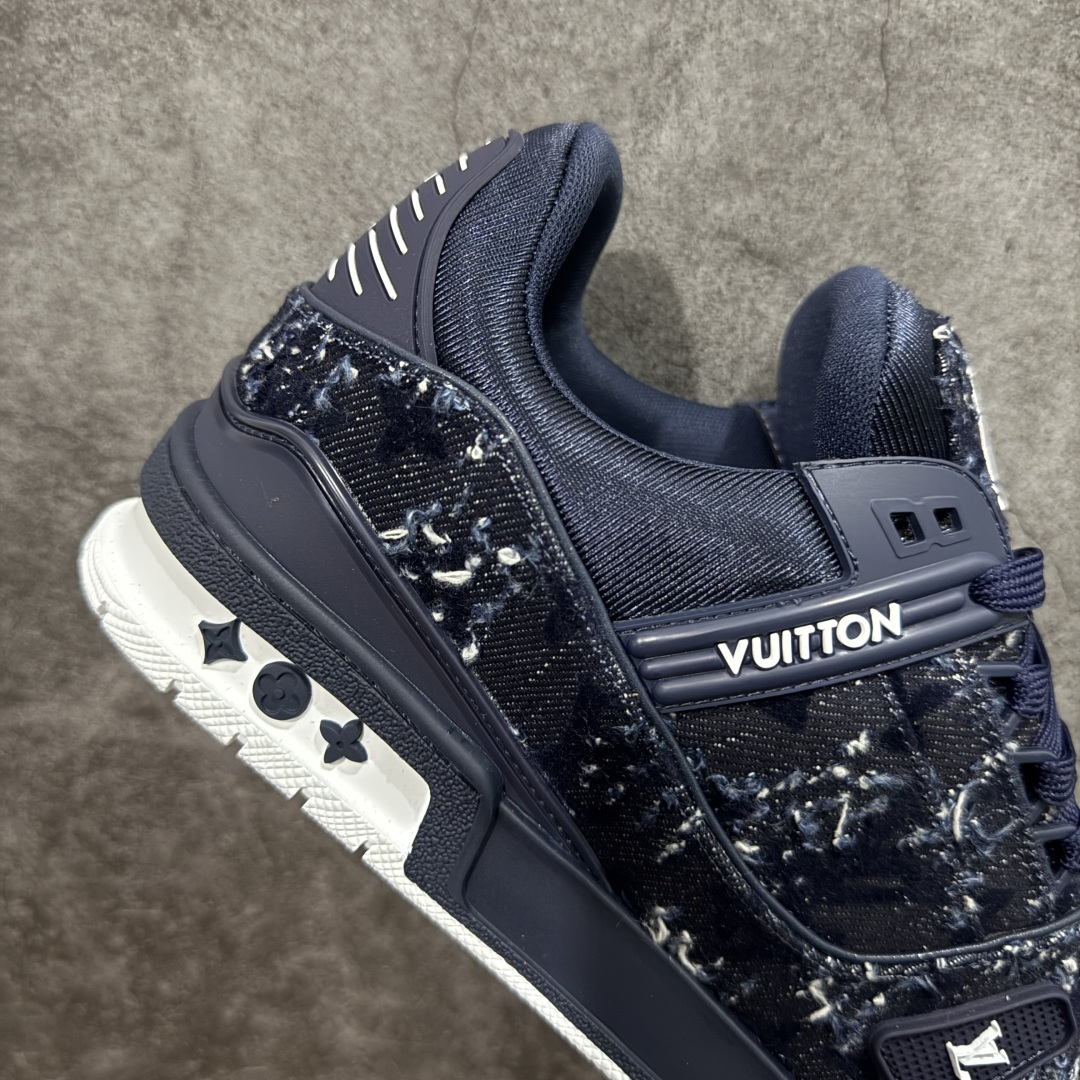 图片[7]-【YS纯原】广奢高端货 LOUIS VUITTON 路易威登 LV Trainer 休闲板鞋 ✦ 原楦原纸版开模，鞋型立体饱满 ✦ 零毛边、零溢胶、零线头瑕疵 ✦ 细节与原版一致 区分市面通货 ✦ 多层叠片＋电脑针车，针距密度一致 ✦ Monogram浮雕＋3D高频压纹 ✦ 多密度发泡中底：支撑回弹媲美专柜 ✦ 原装橡胶大底：含胶量高、纹路深、双拼接零偏差 ✦ ZP级原装包装：专柜款鞋盒＋防尘袋＋说明书 货号：1AHDW4 尺码：39-45-选品中心