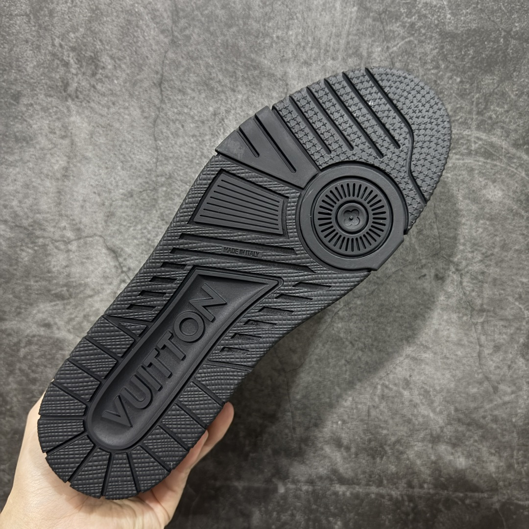 图片[9]-【YS纯原】广奢高端货 LOUIS VUITTON 路易威登 LV Trainer 休闲板鞋 ✦ 原楦原纸版开模，鞋型立体饱满 ✦ 零毛边、零溢胶、零线头瑕疵 ✦ 细节与原版一致 区分市面通货 ✦ 多层叠片＋电脑针车，针距密度一致 ✦ Monogram浮雕＋3D高频压纹 ✦ 多密度发泡中底：支撑回弹媲美专柜 ✦ 原装橡胶大底：含胶量高、纹路深、双拼接零偏差 ✦ ZP级原装包装：专柜款鞋盒＋防尘袋＋说明书 货号：1AHDW4 尺码：39-45-选品中心