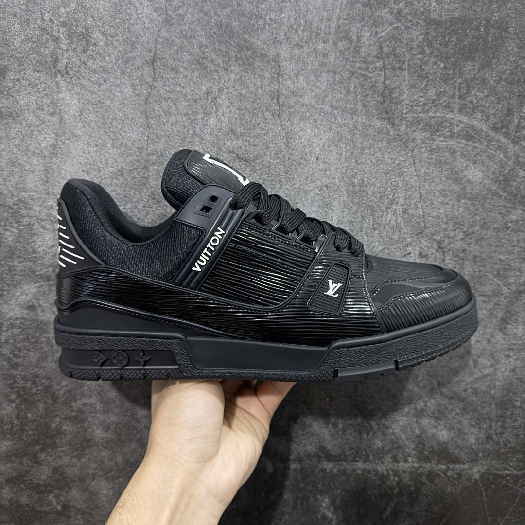 【YS纯原】广奢高端货 LOUIS VUITTON 路易威登 LV Trainer 休闲板鞋 ✦ 原楦原纸版开模，鞋型立体饱满 ✦ 零毛边、零溢胶、零线头瑕疵 ✦ 细节与原版一致 区分市面通货 ✦ 多层叠片＋电脑针车，针距密度一致 ✦ Monogram浮雕＋3D高频压纹 ✦ 多密度发泡中底：支撑回弹媲美专柜 ✦ 原装橡胶大底：含胶量高、纹路深、双拼接零偏差 ✦ ZP级原装包装：专柜款鞋盒＋防尘袋＋说明书 货号：1AHDW4 尺码：39-45-选品中心