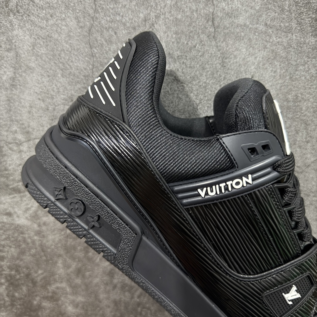 图片[7]-【YS纯原】广奢高端货 LOUIS VUITTON 路易威登 LV Trainer 休闲板鞋 ✦ 原楦原纸版开模，鞋型立体饱满 ✦ 零毛边、零溢胶、零线头瑕疵 ✦ 细节与原版一致 区分市面通货 ✦ 多层叠片＋电脑针车，针距密度一致 ✦ Monogram浮雕＋3D高频压纹 ✦ 多密度发泡中底：支撑回弹媲美专柜 ✦ 原装橡胶大底：含胶量高、纹路深、双拼接零偏差 ✦ ZP级原装包装：专柜款鞋盒＋防尘袋＋说明书 货号：1AHDW4 尺码：39-45-选品中心