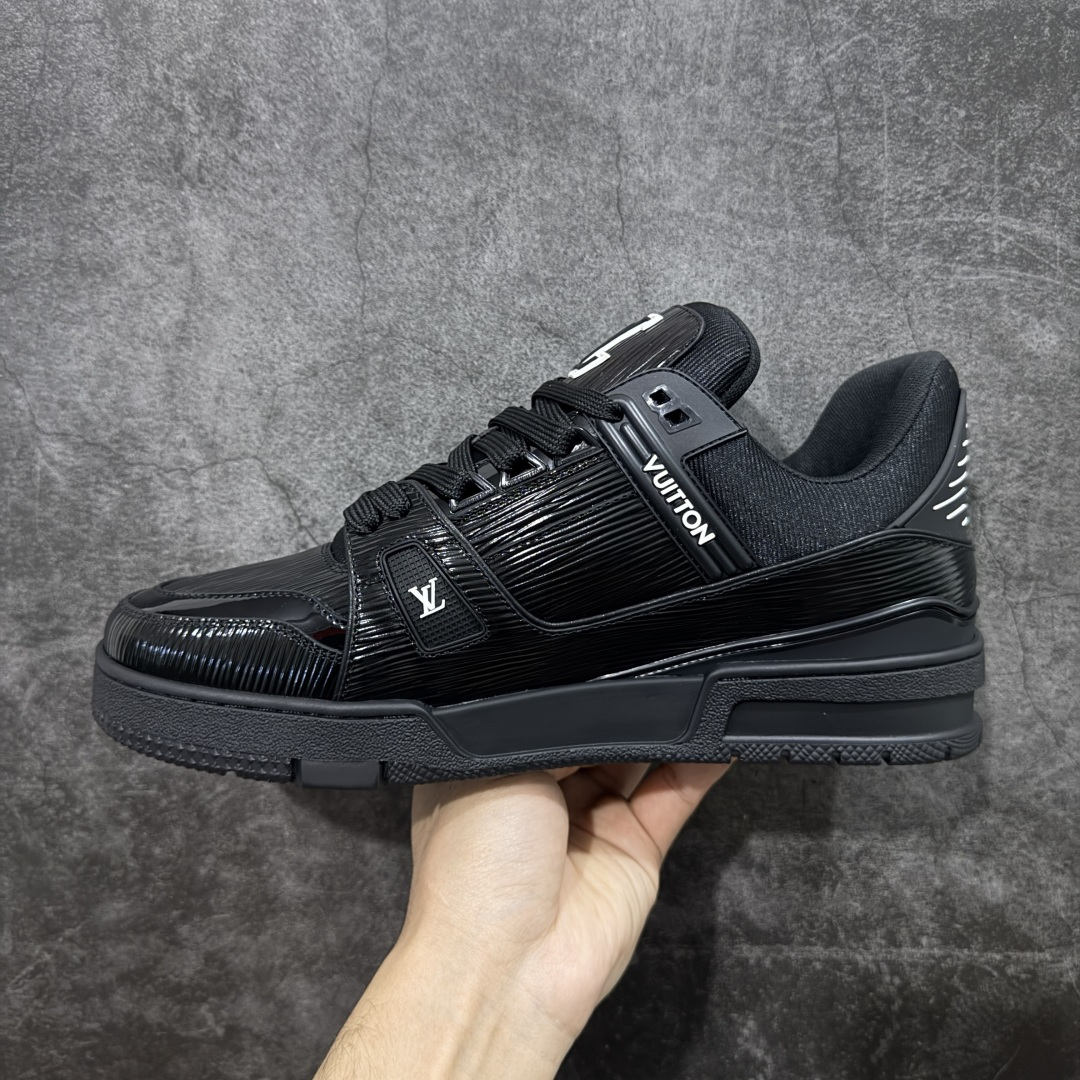 图片[2]-【YS纯原】广奢高端货 LOUIS VUITTON 路易威登 LV Trainer 休闲板鞋 ✦ 原楦原纸版开模，鞋型立体饱满 ✦ 零毛边、零溢胶、零线头瑕疵 ✦ 细节与原版一致 区分市面通货 ✦ 多层叠片＋电脑针车，针距密度一致 ✦ Monogram浮雕＋3D高频压纹 ✦ 多密度发泡中底：支撑回弹媲美专柜 ✦ 原装橡胶大底：含胶量高、纹路深、双拼接零偏差 ✦ ZP级原装包装：专柜款鞋盒＋防尘袋＋说明书 货号：1AHDW4 尺码：39-45-选品中心