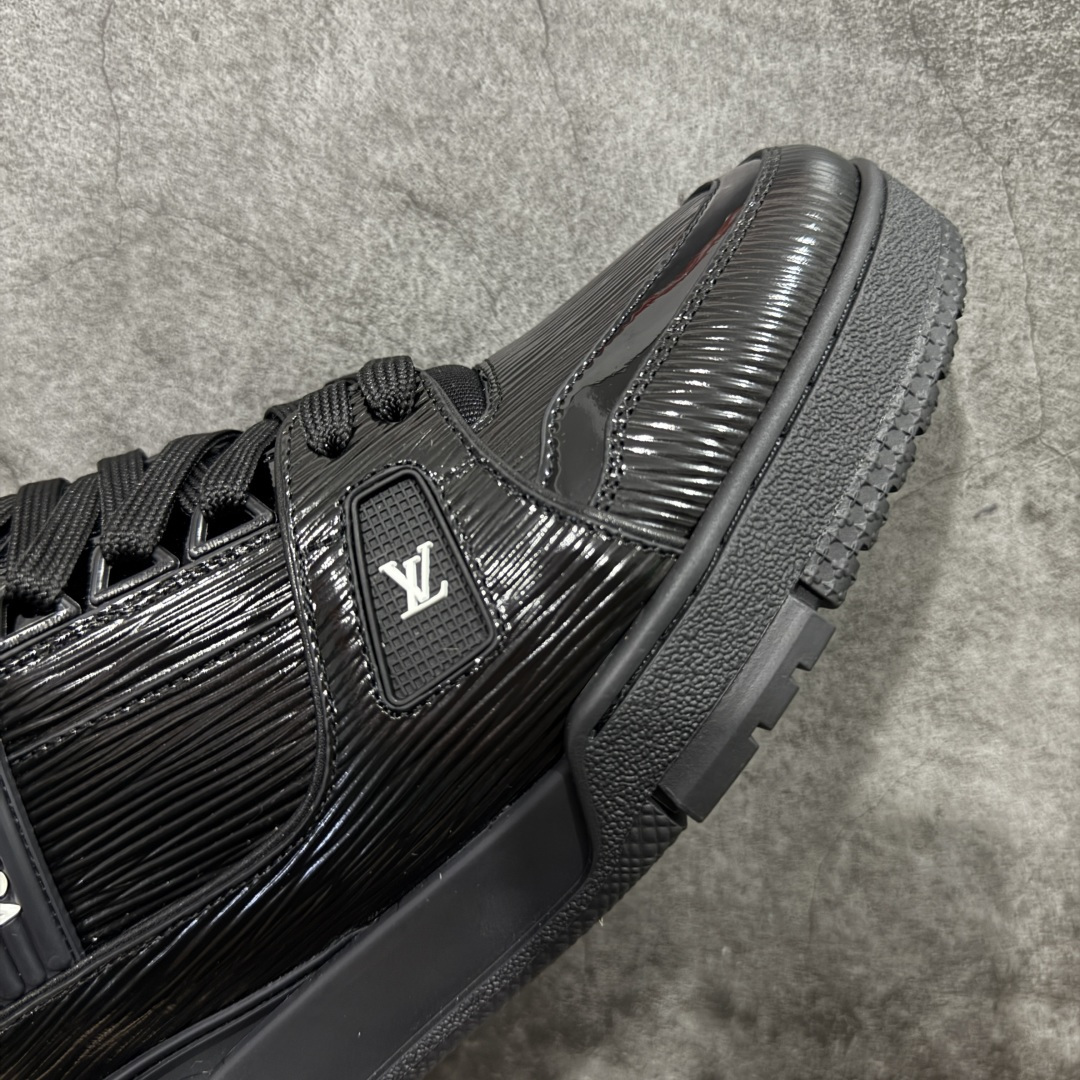 图片[6]-【YS纯原】广奢高端货 LOUIS VUITTON 路易威登 LV Trainer 休闲板鞋 ✦ 原楦原纸版开模，鞋型立体饱满 ✦ 零毛边、零溢胶、零线头瑕疵 ✦ 细节与原版一致 区分市面通货 ✦ 多层叠片＋电脑针车，针距密度一致 ✦ Monogram浮雕＋3D高频压纹 ✦ 多密度发泡中底：支撑回弹媲美专柜 ✦ 原装橡胶大底：含胶量高、纹路深、双拼接零偏差 ✦ ZP级原装包装：专柜款鞋盒＋防尘袋＋说明书 货号：1AHDW4 尺码：39-45-选品中心