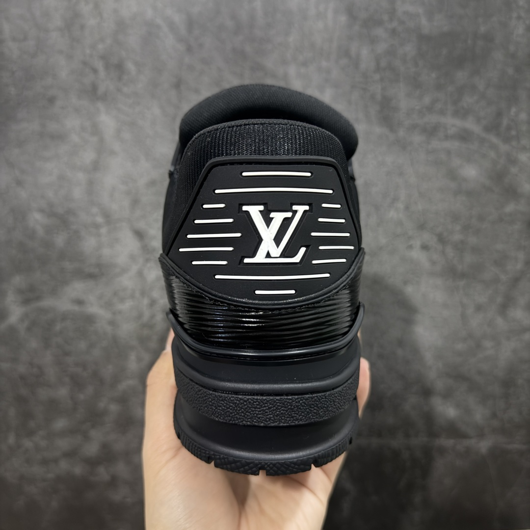 图片[4]-【YS纯原】广奢高端货 LOUIS VUITTON 路易威登 LV Trainer 休闲板鞋 ✦ 原楦原纸版开模，鞋型立体饱满 ✦ 零毛边、零溢胶、零线头瑕疵 ✦ 细节与原版一致 区分市面通货 ✦ 多层叠片＋电脑针车，针距密度一致 ✦ Monogram浮雕＋3D高频压纹 ✦ 多密度发泡中底：支撑回弹媲美专柜 ✦ 原装橡胶大底：含胶量高、纹路深、双拼接零偏差 ✦ ZP级原装包装：专柜款鞋盒＋防尘袋＋说明书 货号：1AHDW4 尺码：39-45-选品中心