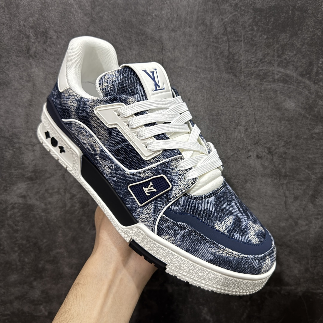 图片[3]-【YS纯原】广奢高端货 LOUIS VUITTON 路易威登 LV Trainer 休闲板鞋 ✦ 原楦原纸版开模，鞋型立体饱满 ✦ 零毛边、零溢胶、零线头瑕疵 ✦ 细节与原版一致 区分市面通货 ✦ 多层叠片＋电脑针车，针距密度一致 ✦ Monogram浮雕＋3D高频压纹 ✦ 多密度发泡中底：支撑回弹媲美专柜 ✦ 原装橡胶大底：含胶量高、纹路深、双拼接零偏差 ✦ ZP级原装包装：专柜款鞋盒＋防尘袋＋说明书 货号：1AHDW4 尺码：39-45-选品中心