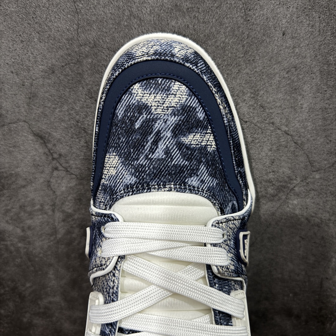 图片[5]-【YS纯原】广奢高端货 LOUIS VUITTON 路易威登 LV Trainer 休闲板鞋 ✦ 原楦原纸版开模，鞋型立体饱满 ✦ 零毛边、零溢胶、零线头瑕疵 ✦ 细节与原版一致 区分市面通货 ✦ 多层叠片＋电脑针车，针距密度一致 ✦ Monogram浮雕＋3D高频压纹 ✦ 多密度发泡中底：支撑回弹媲美专柜 ✦ 原装橡胶大底：含胶量高、纹路深、双拼接零偏差 ✦ ZP级原装包装：专柜款鞋盒＋防尘袋＋说明书 货号：1AHDW4 尺码：39-45-选品中心
