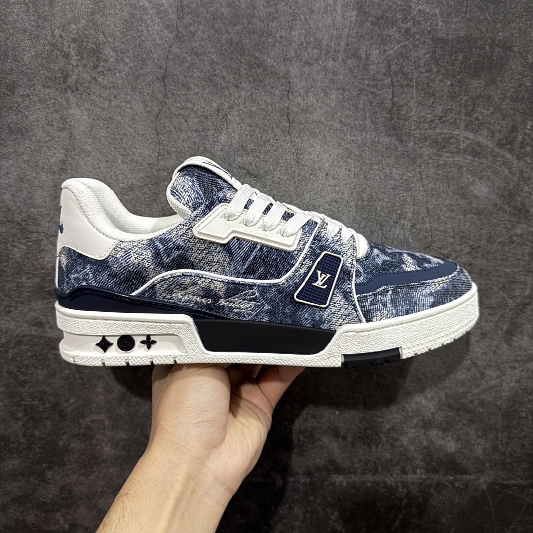 【YS纯原】广奢高端货 LOUIS VUITTON 路易威登 LV Trainer 休闲板鞋 ✦ 原楦原纸版开模，鞋型立体饱满 ✦ 零毛边、零溢胶、零线头瑕疵 ✦ 细节与原版一致 区分市面通货 ✦ 多层叠片＋电脑针车，针距密度一致 ✦ Monogram浮雕＋3D高频压纹 ✦ 多密度发泡中底：支撑回弹媲美专柜 ✦ 原装橡胶大底：含胶量高、纹路深、双拼接零偏差 ✦ ZP级原装包装：专柜款鞋盒＋防尘袋＋说明书 货号：1AHDW4 尺码：39-45-选品中心