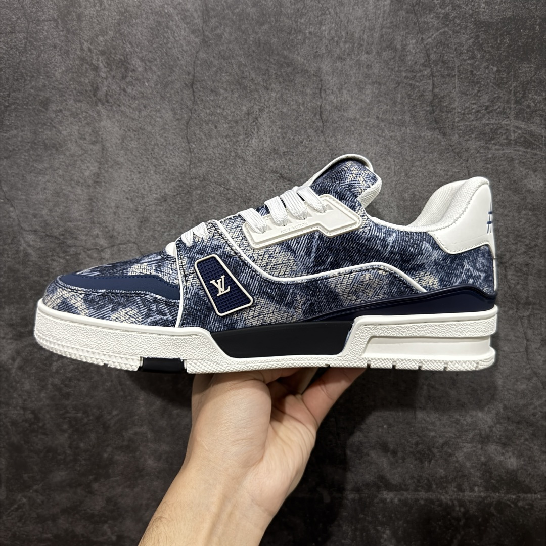 图片[2]-【YS纯原】广奢高端货 LOUIS VUITTON 路易威登 LV Trainer 休闲板鞋 ✦ 原楦原纸版开模，鞋型立体饱满 ✦ 零毛边、零溢胶、零线头瑕疵 ✦ 细节与原版一致 区分市面通货 ✦ 多层叠片＋电脑针车，针距密度一致 ✦ Monogram浮雕＋3D高频压纹 ✦ 多密度发泡中底：支撑回弹媲美专柜 ✦ 原装橡胶大底：含胶量高、纹路深、双拼接零偏差 ✦ ZP级原装包装：专柜款鞋盒＋防尘袋＋说明书 货号：1AHDW4 尺码：39-45-选品中心